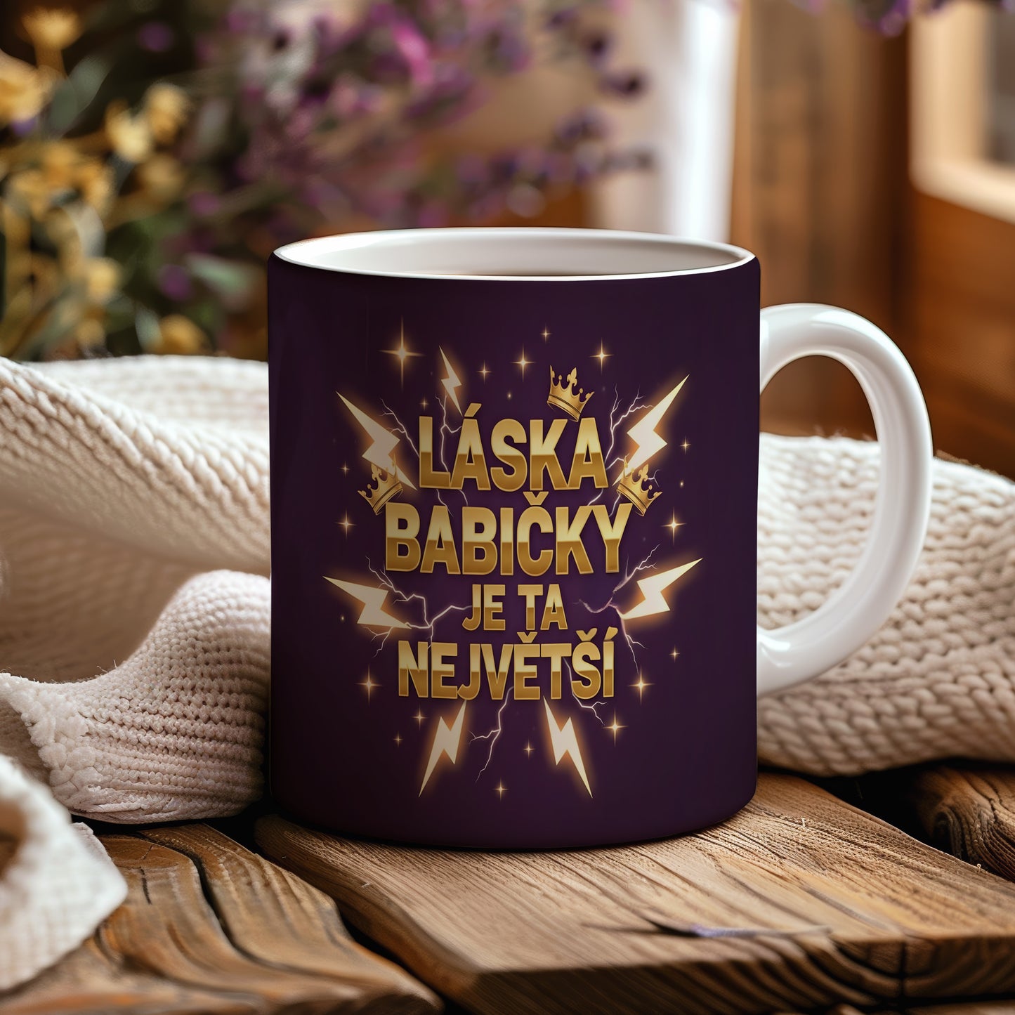 Hrnek se zlatými korunkami a blesky na tmavě fialovém pozadí.