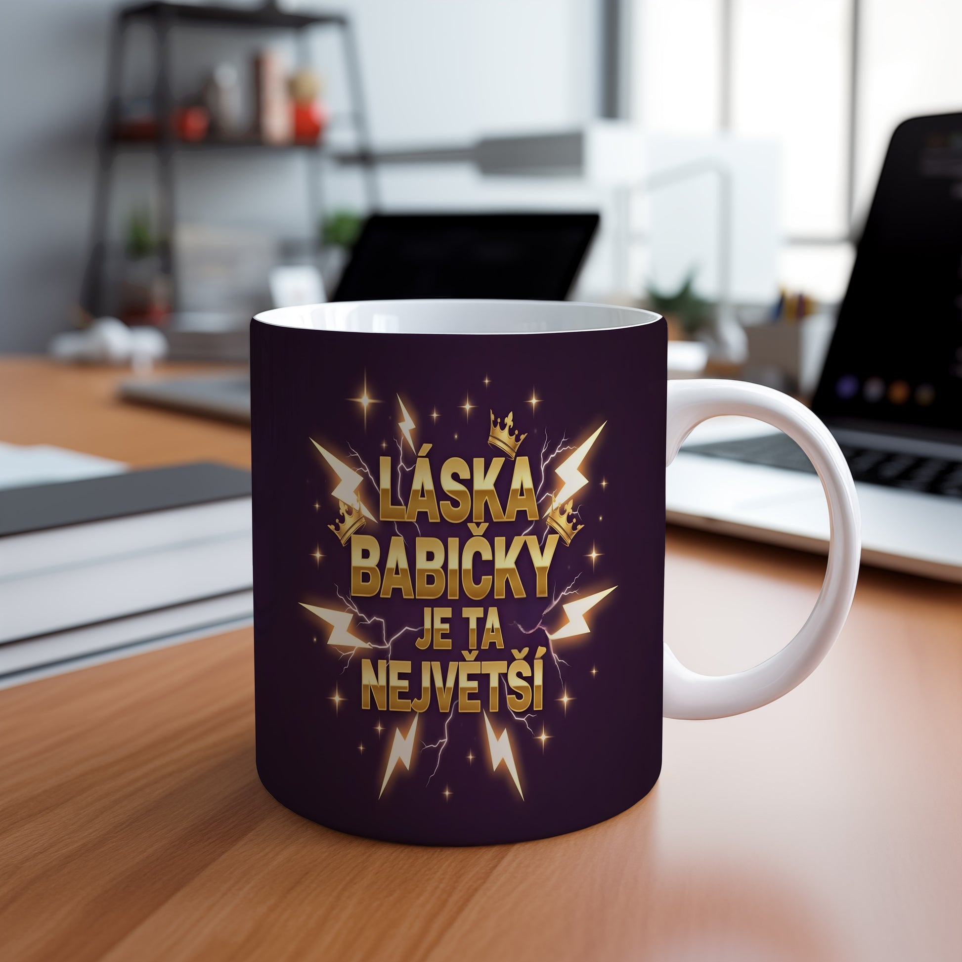 Hrnek se zlatými korunkami a blesky na tmavě fialovém pozadí.