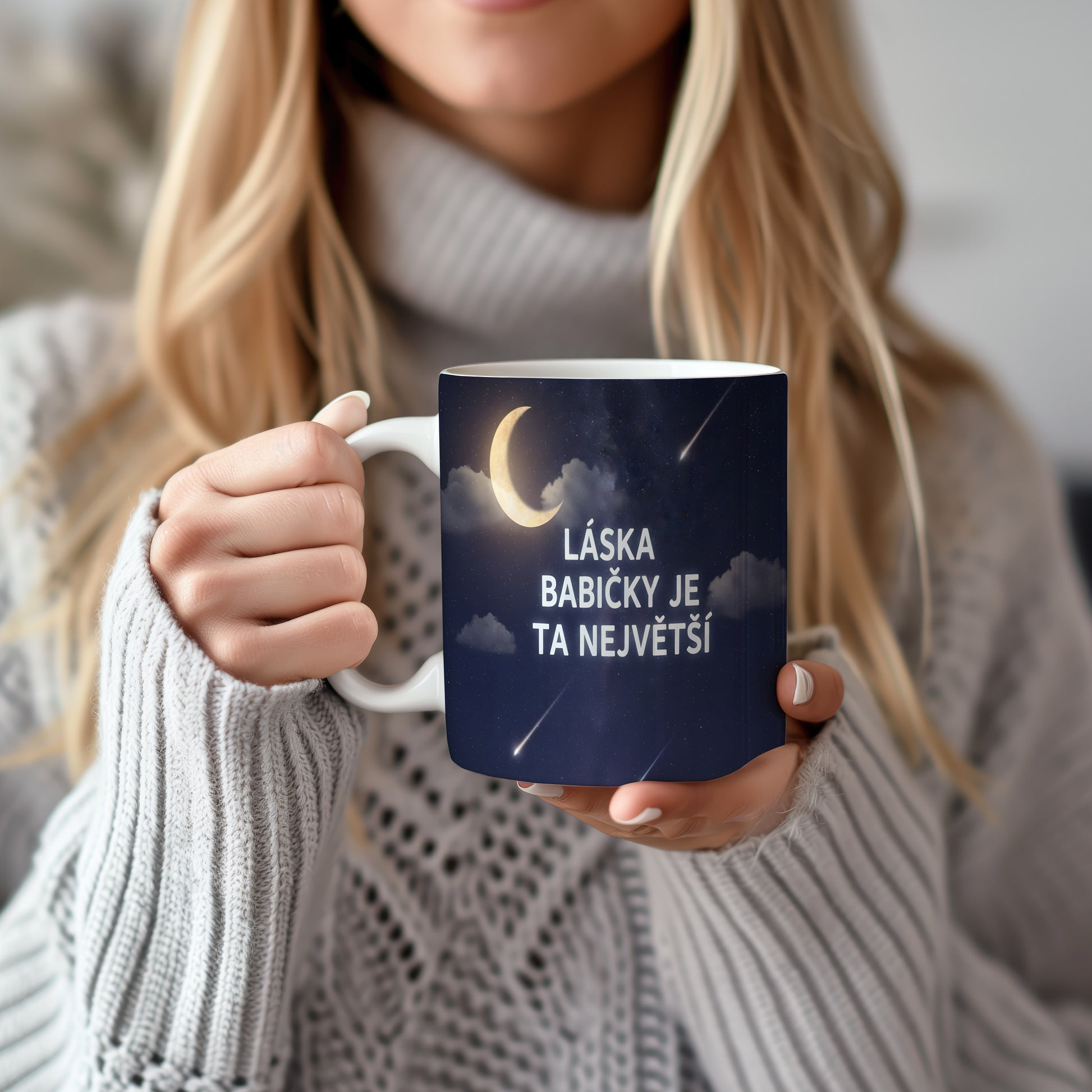 Hvězdná obloha s měsícem a nápisem LÁSKA BABIČKY JE TA NEJVĚTŠÍ.