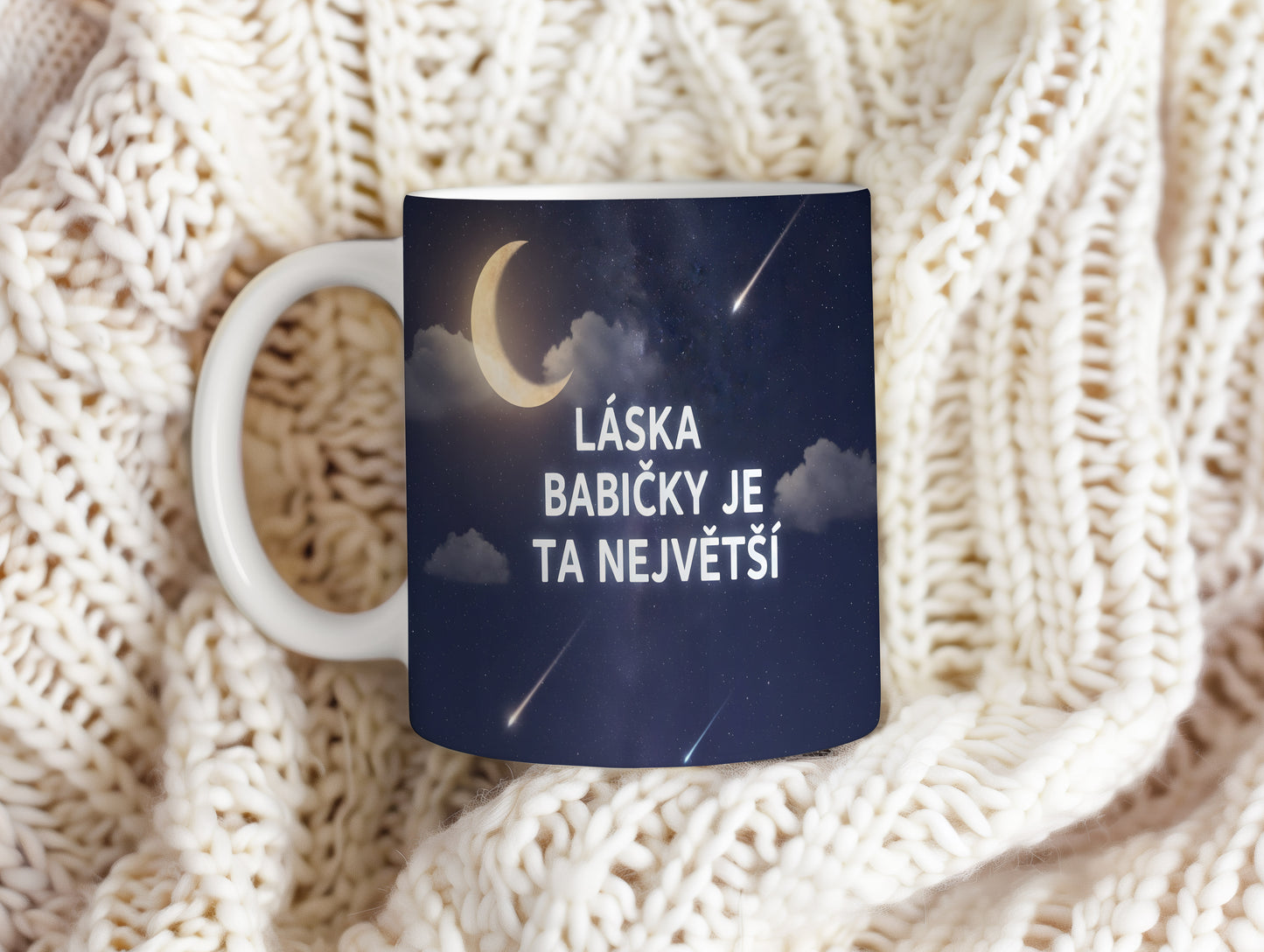 Hvězdná obloha s měsícem a nápisem LÁSKA BABIČKY JE TA NEJVĚTŠÍ.