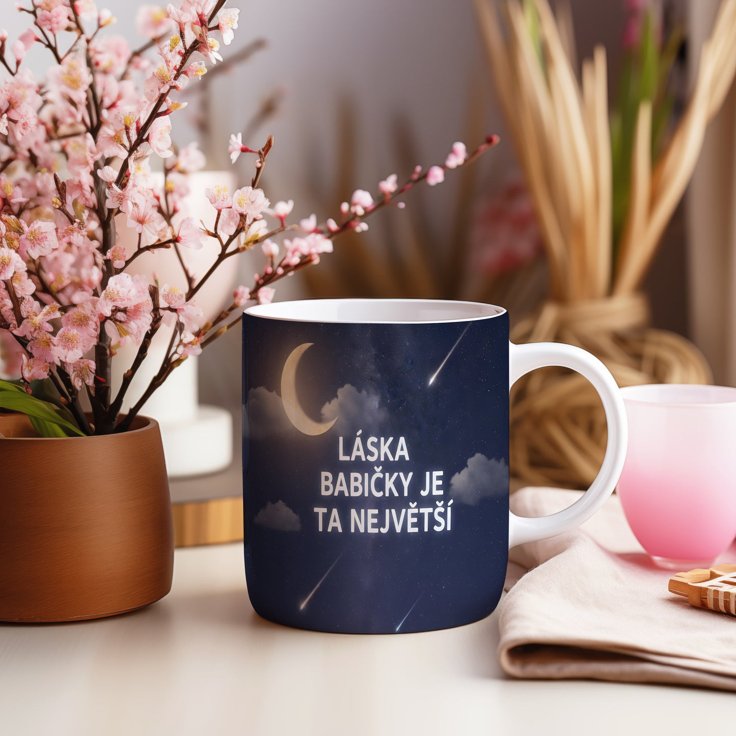Hvězdná obloha s měsícem a nápisem LÁSKA BABIČKY JE TA NEJVĚTŠÍ.
