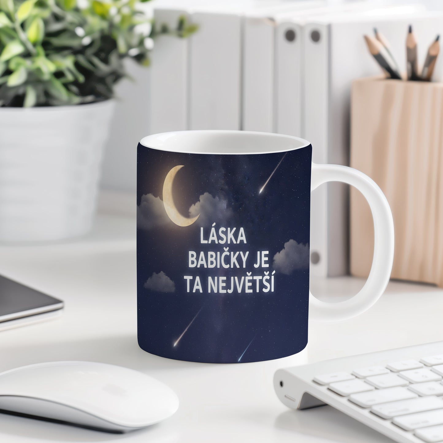 Hvězdná obloha s měsícem a nápisem LÁSKA BABIČKY JE TA NEJVĚTŠÍ.