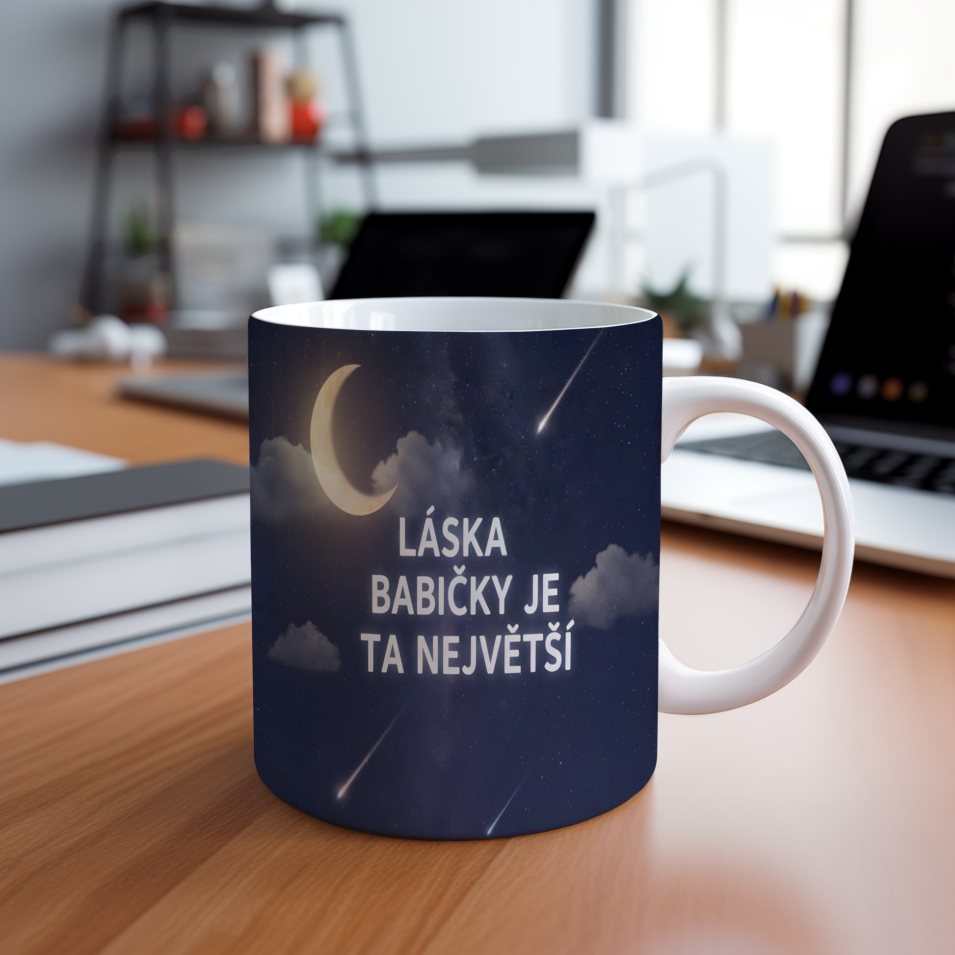 Hvězdná obloha s měsícem a nápisem LÁSKA BABIČKY JE TA NEJVĚTŠÍ.