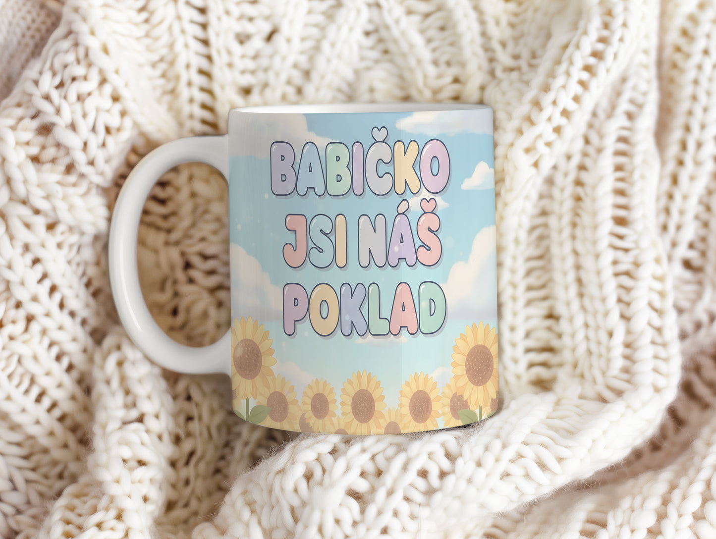 Hrnek s nápisem Babičko jsi náš poklad, pastelové barvy a slunečnice.