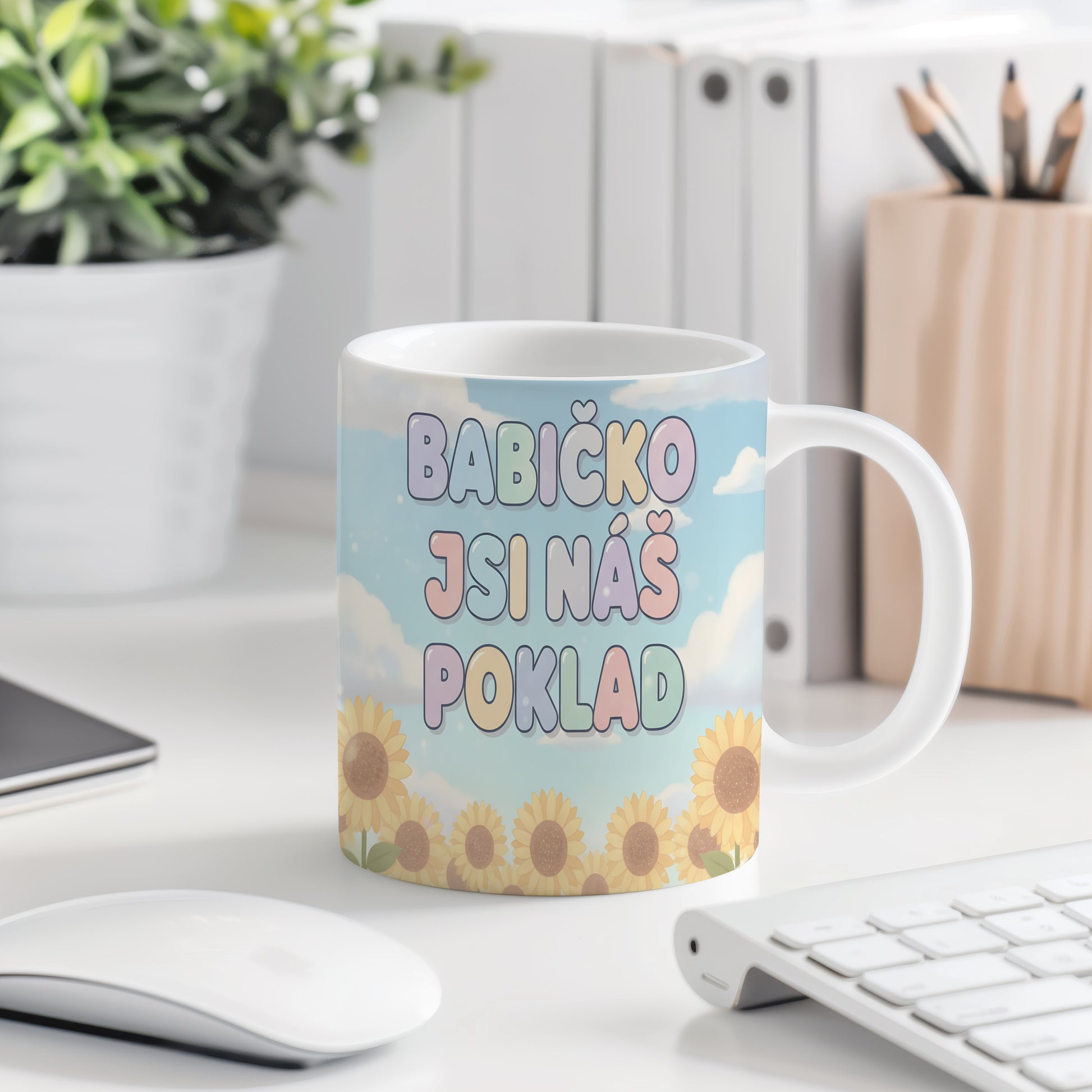Hrnek s nápisem Babičko jsi náš poklad, pastelové barvy a slunečnice.