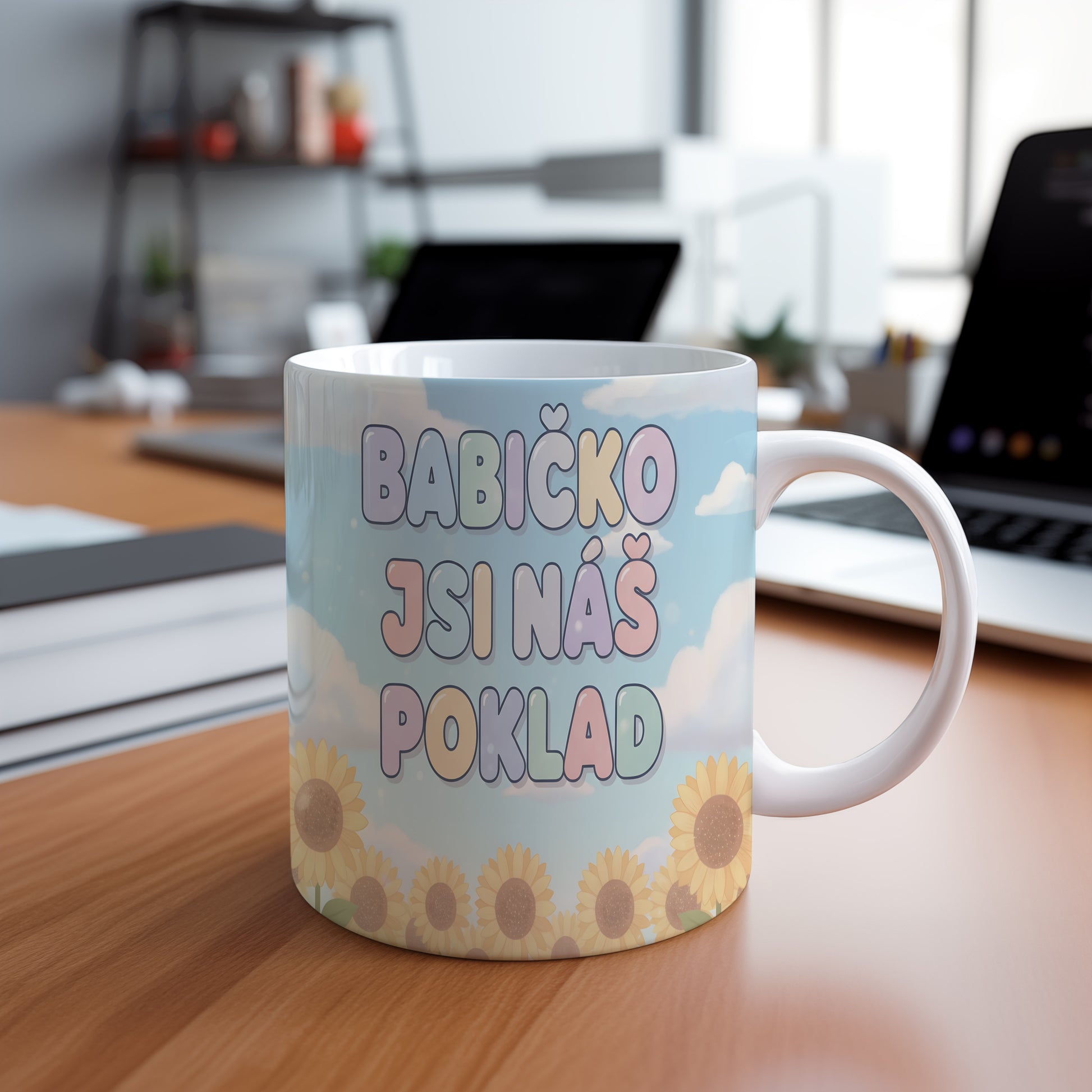 Hrnek s nápisem Babičko jsi náš poklad, pastelové barvy a slunečnice.