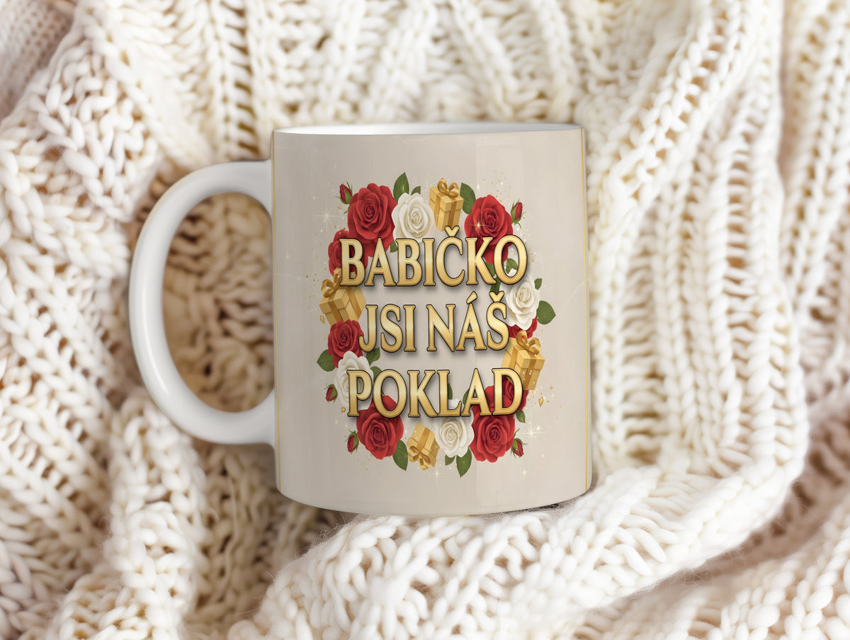 Hrnek s nápisem BABIČKO JSI NÁŠ POKLAD, obklopený růžemi a zlatými dárky.