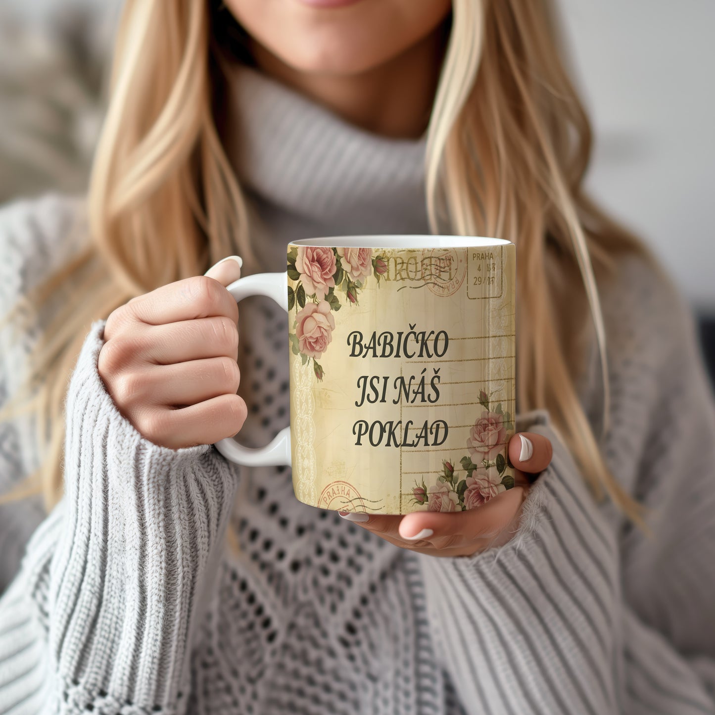 Hrnek s nápisem BABIČKO JSI NÁŠ POKLAD a vintage růžemi.