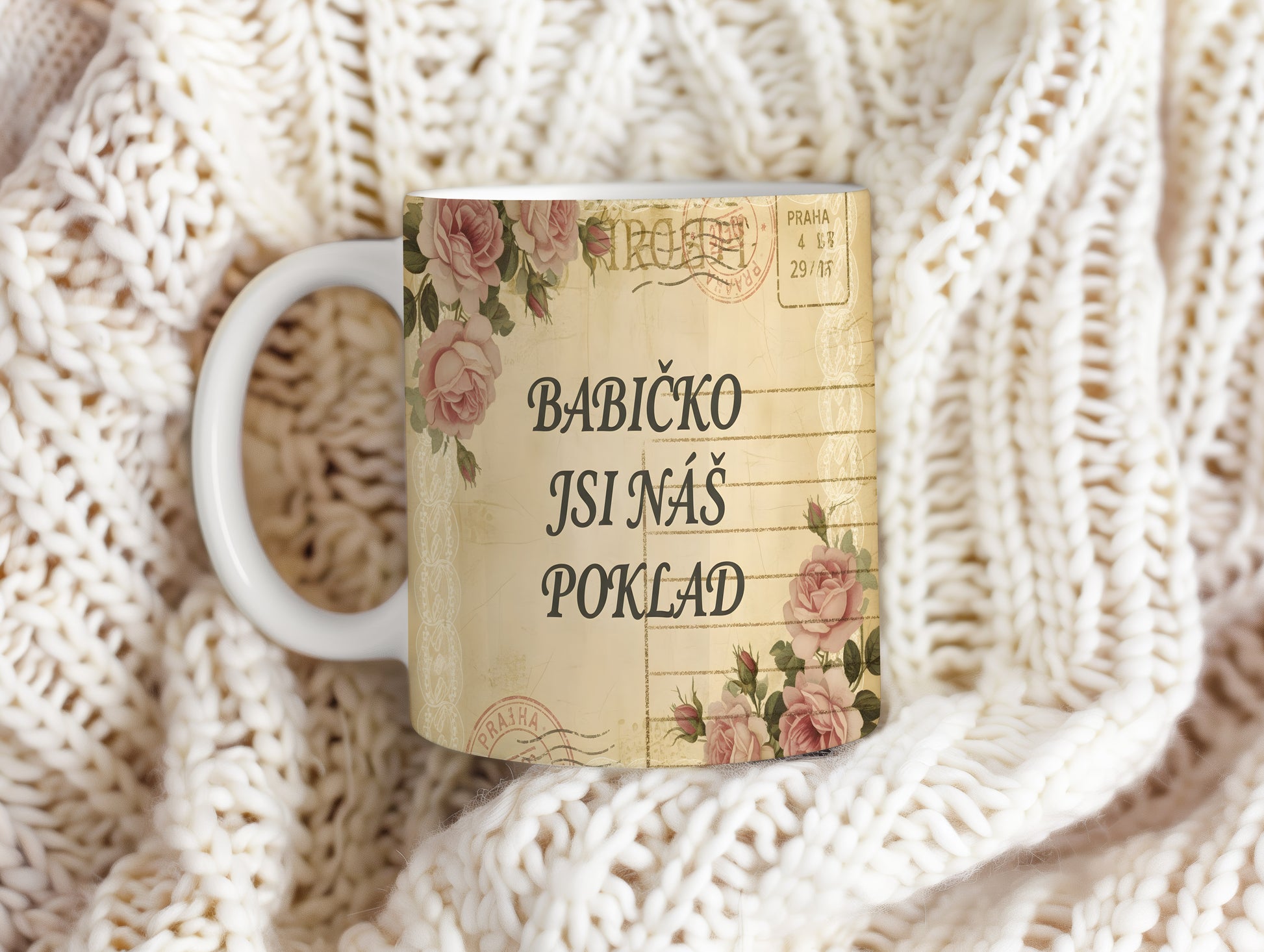 Hrnek s nápisem BABIČKO JSI NÁŠ POKLAD a vintage růžemi.