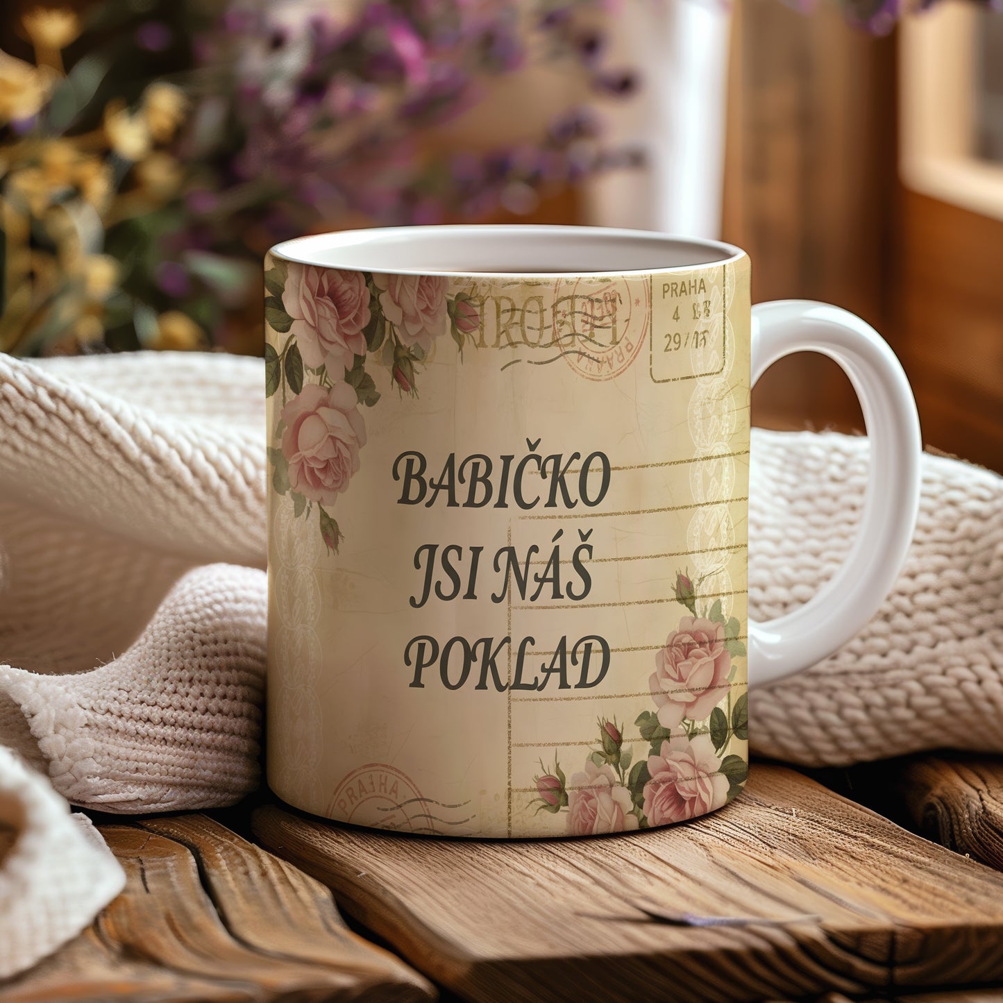 Hrnek s nápisem BABIČKO JSI NÁŠ POKLAD a vintage růžemi.