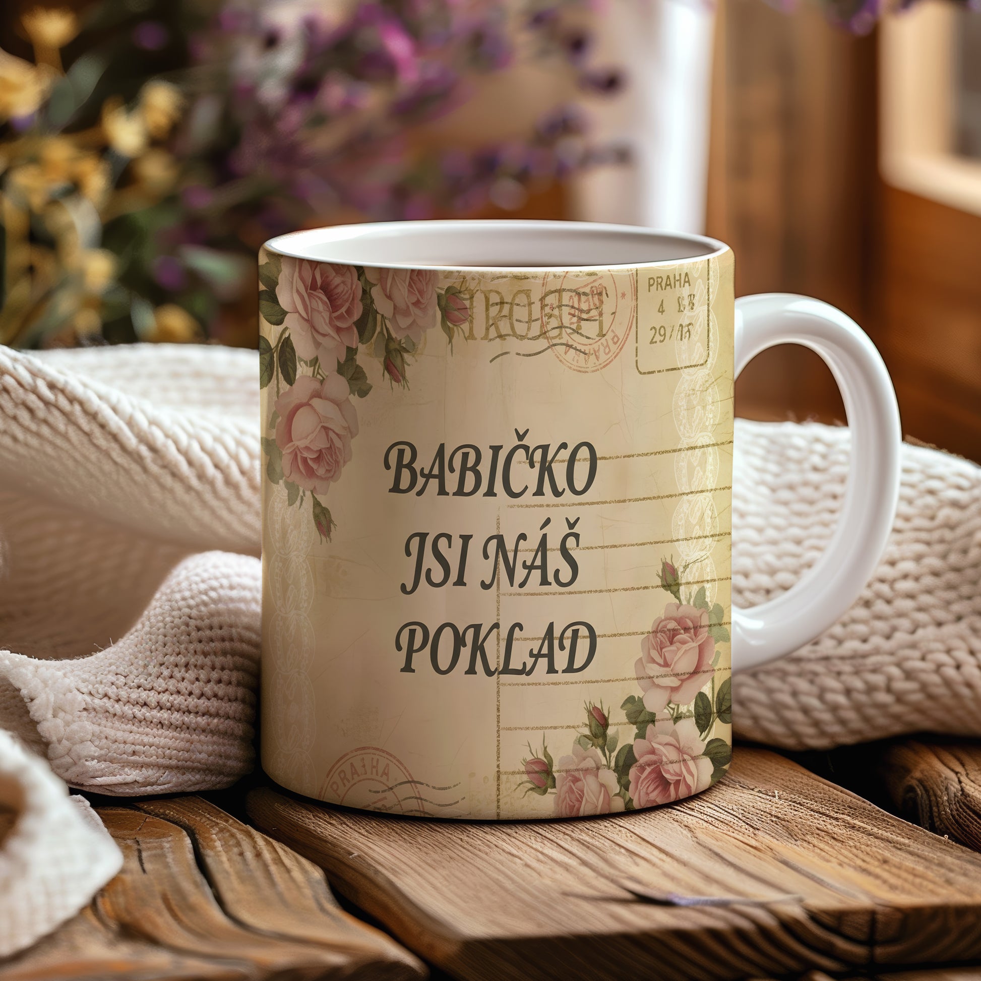 Hrnek s nápisem BABIČKO JSI NÁŠ POKLAD a vintage růžemi.