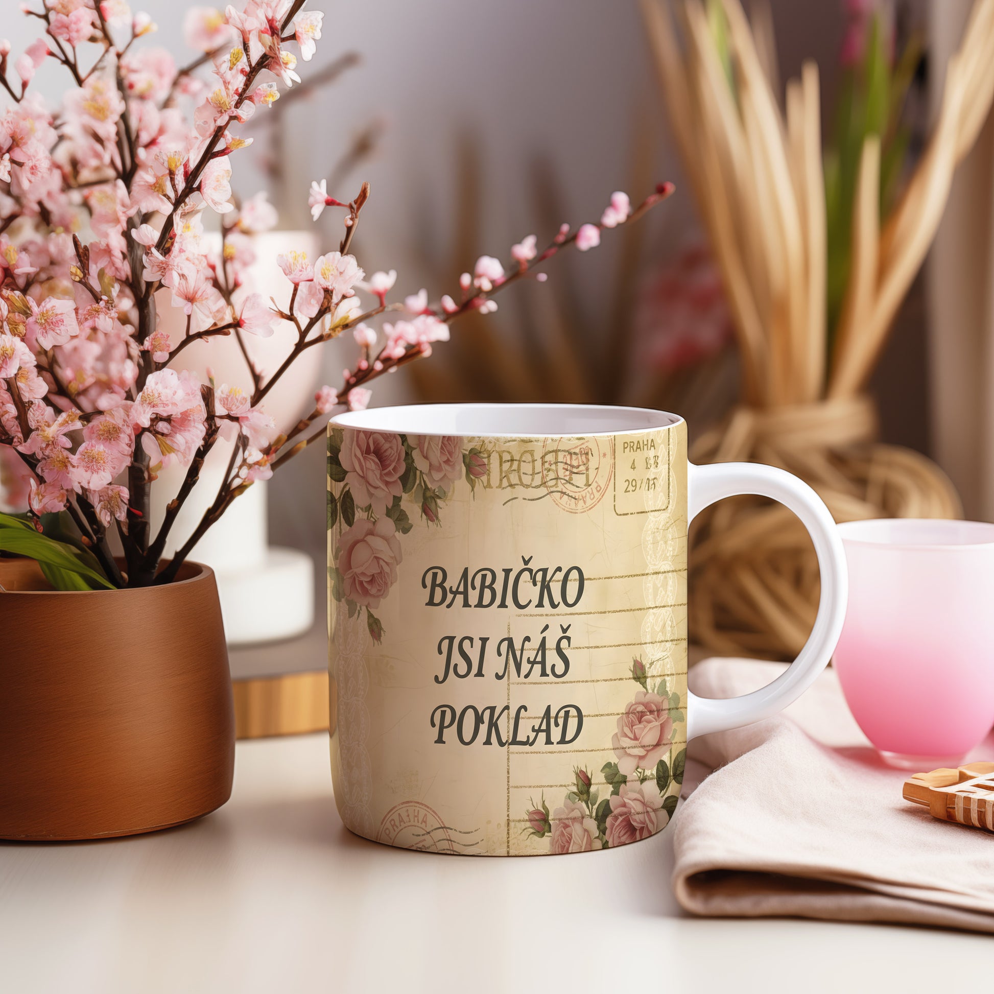 Hrnek s nápisem BABIČKO JSI NÁŠ POKLAD a vintage růžemi.
