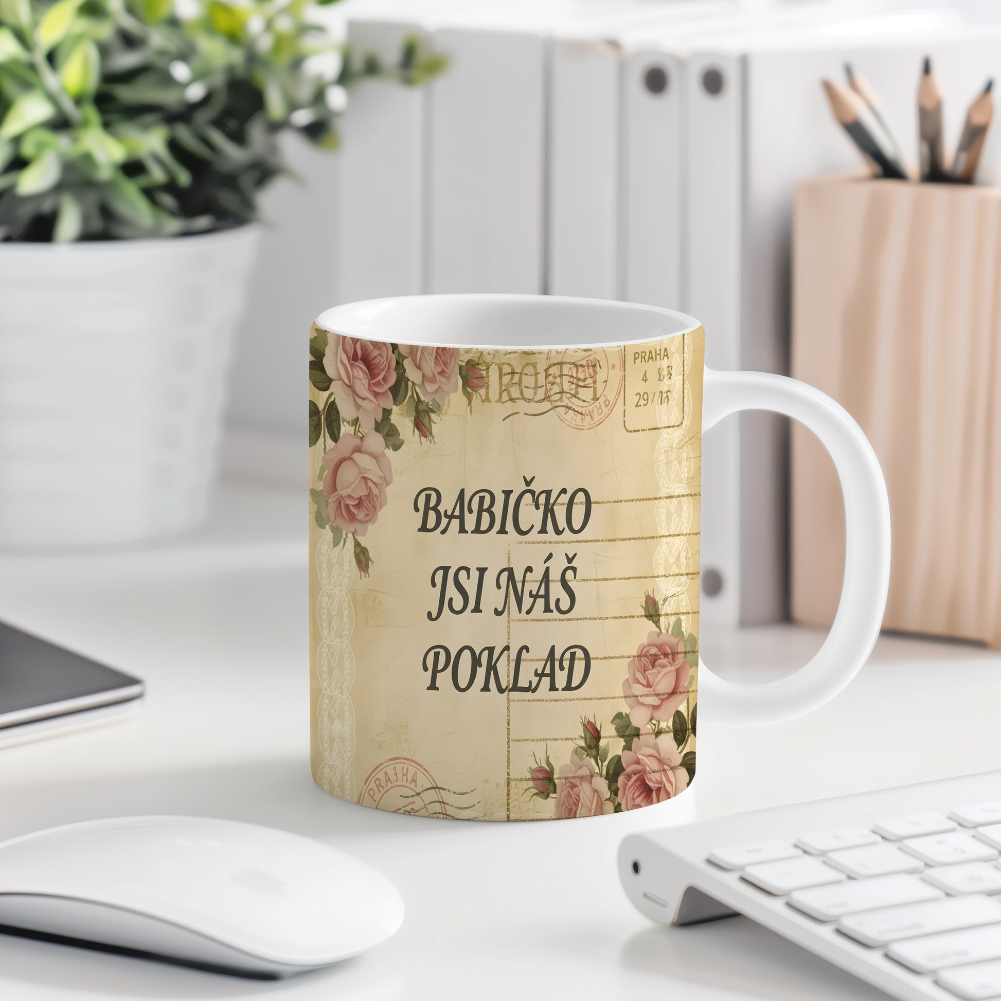 Hrnek s nápisem BABIČKO JSI NÁŠ POKLAD a vintage růžemi.