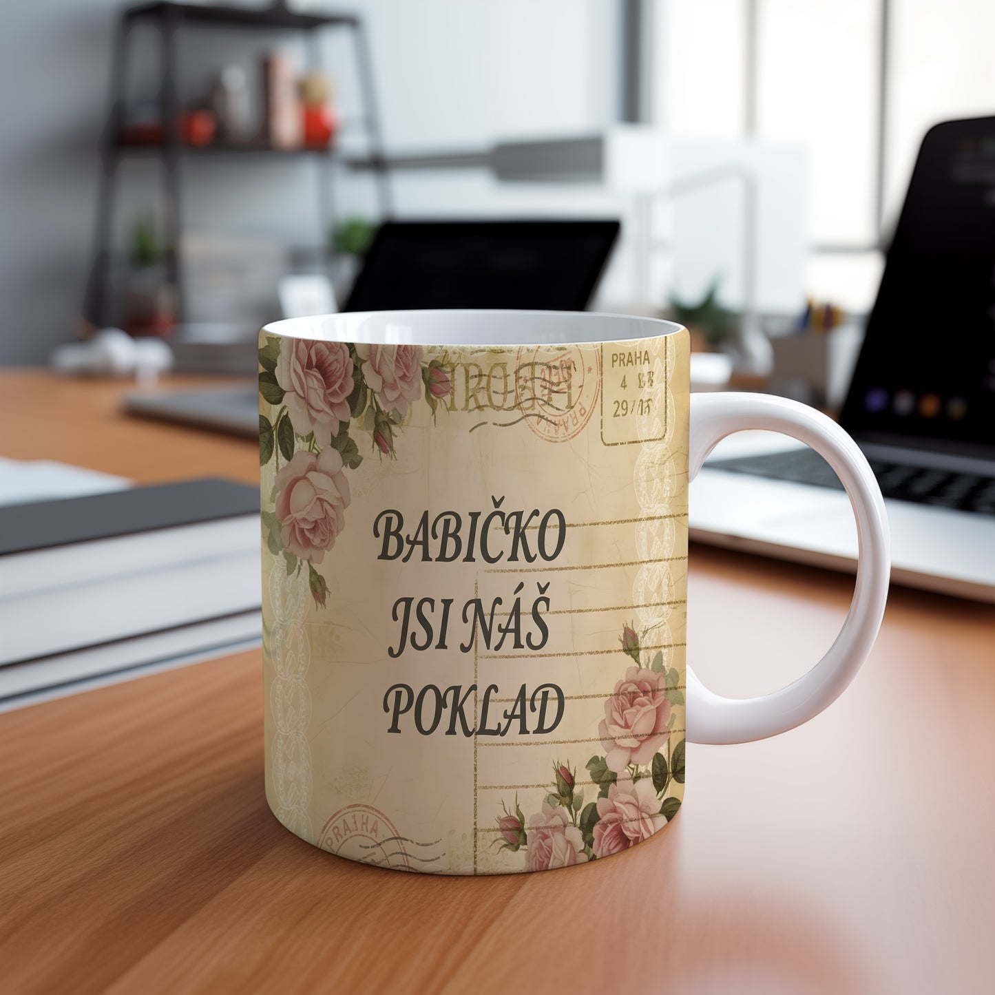 Hrnek s nápisem BABIČKO JSI NÁŠ POKLAD a vintage růžemi.