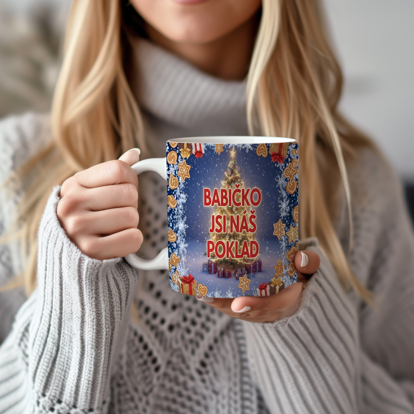 Vánoční hrnek s motivem stromku, sněhových vloček a dárků.