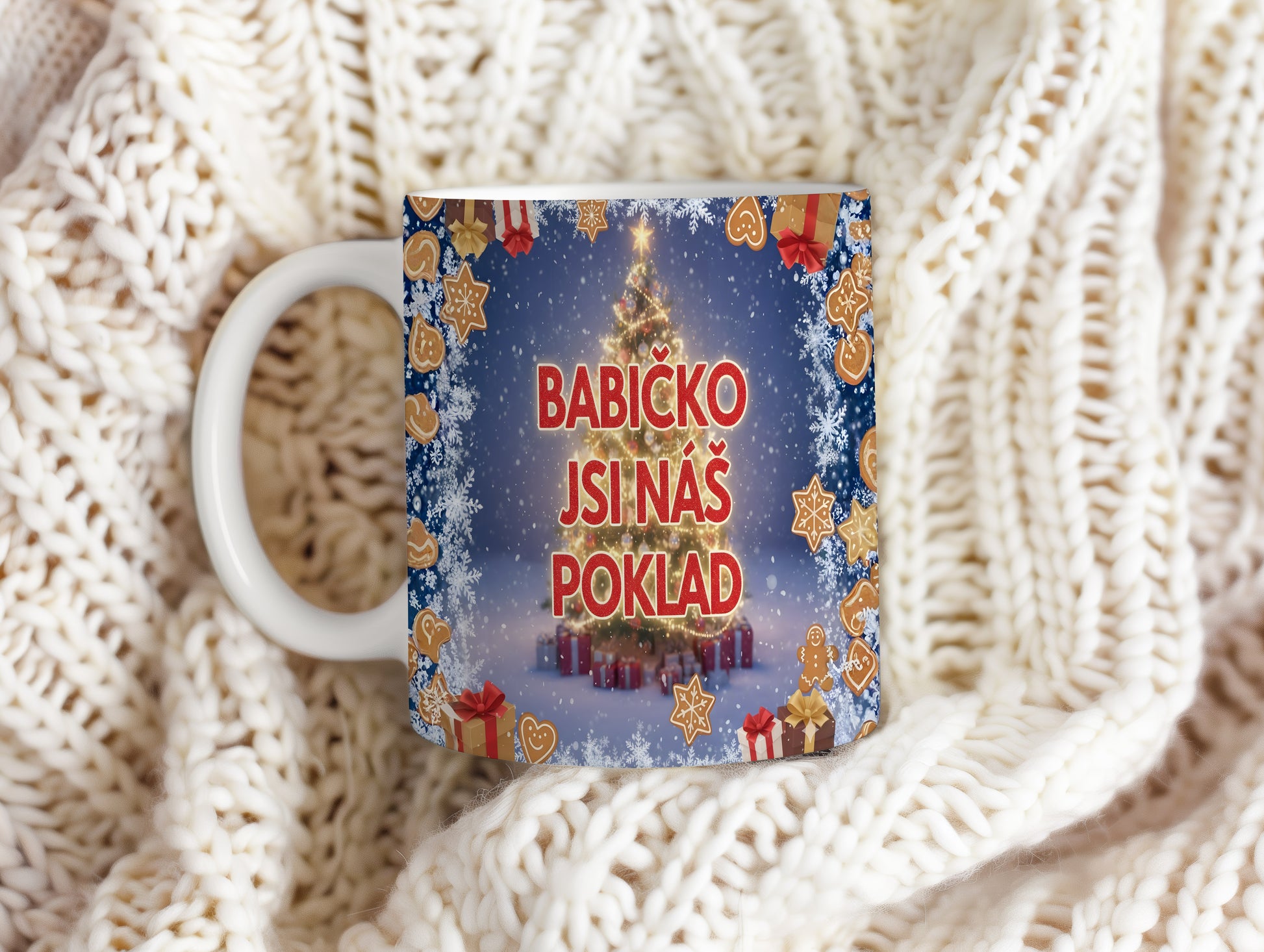 Vánoční hrnek s motivem stromku, sněhových vloček a dárků.