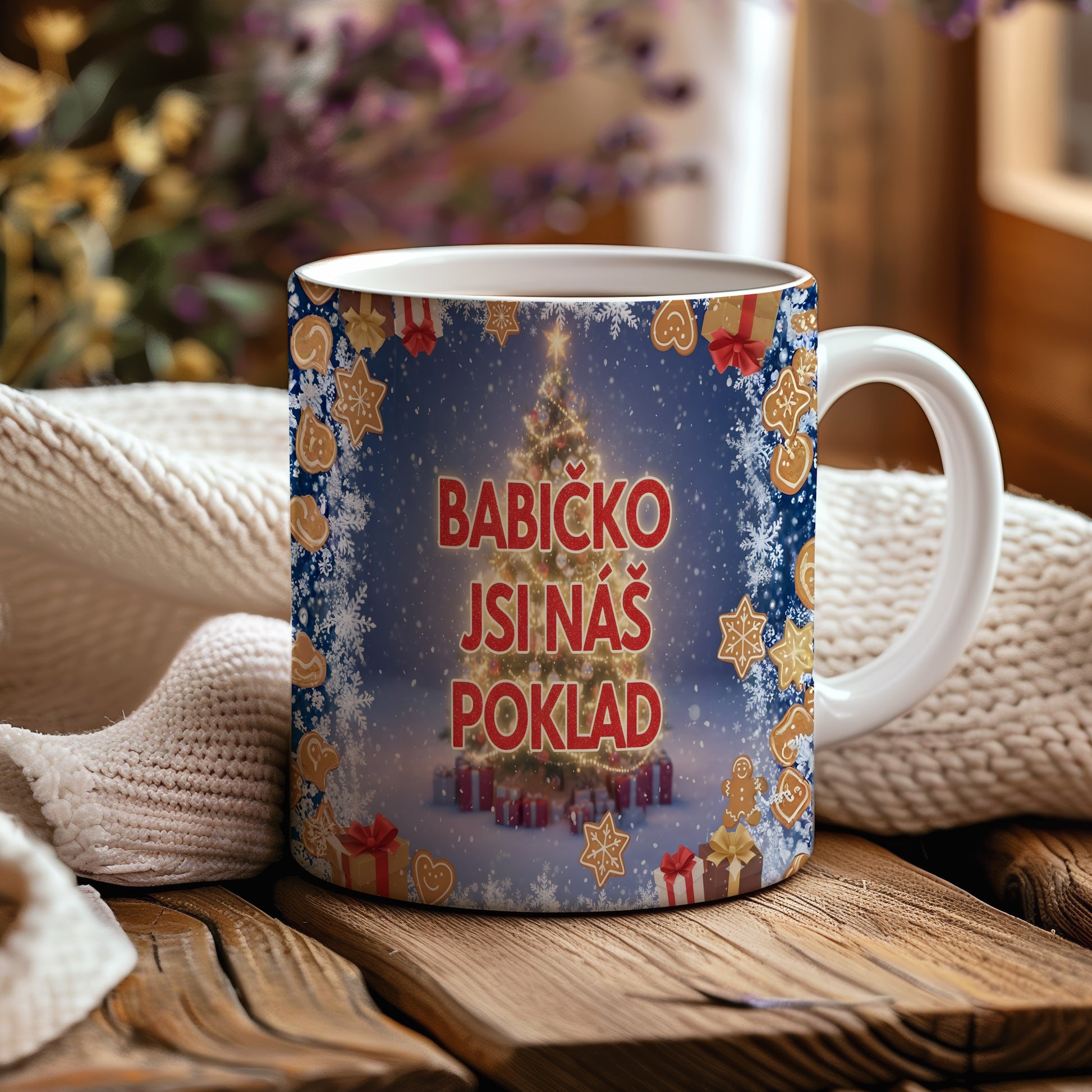 Vánoční hrnek s motivem stromku, sněhových vloček a dárků.