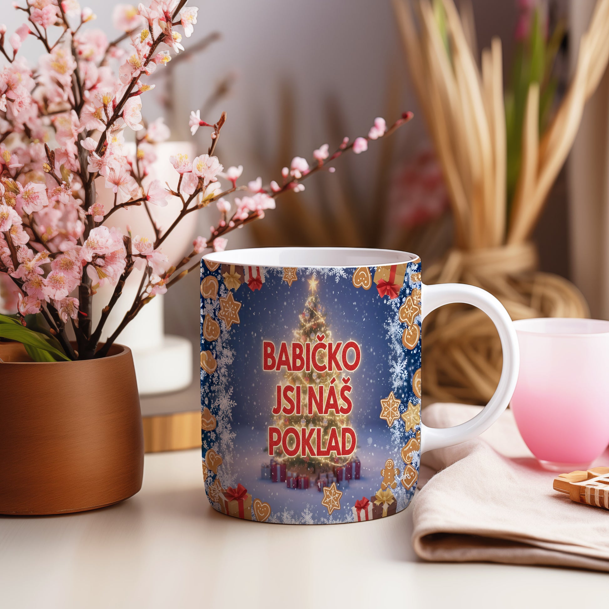 Vánoční hrnek s motivem stromku, sněhových vloček a dárků.