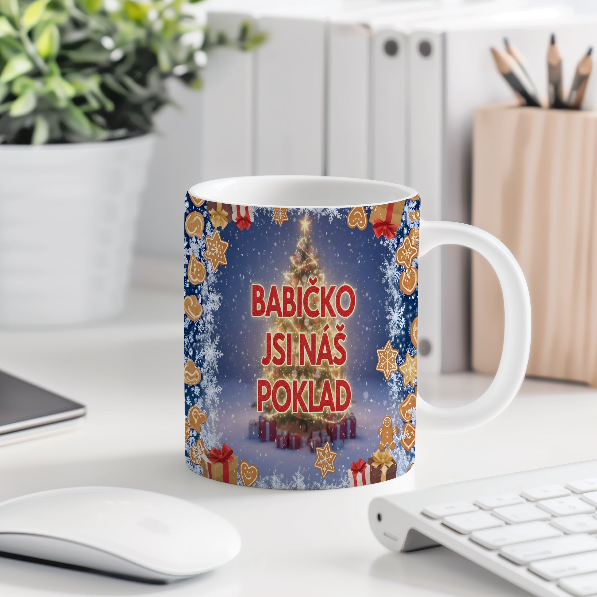Vánoční hrnek s motivem stromku, sněhových vloček a dárků.