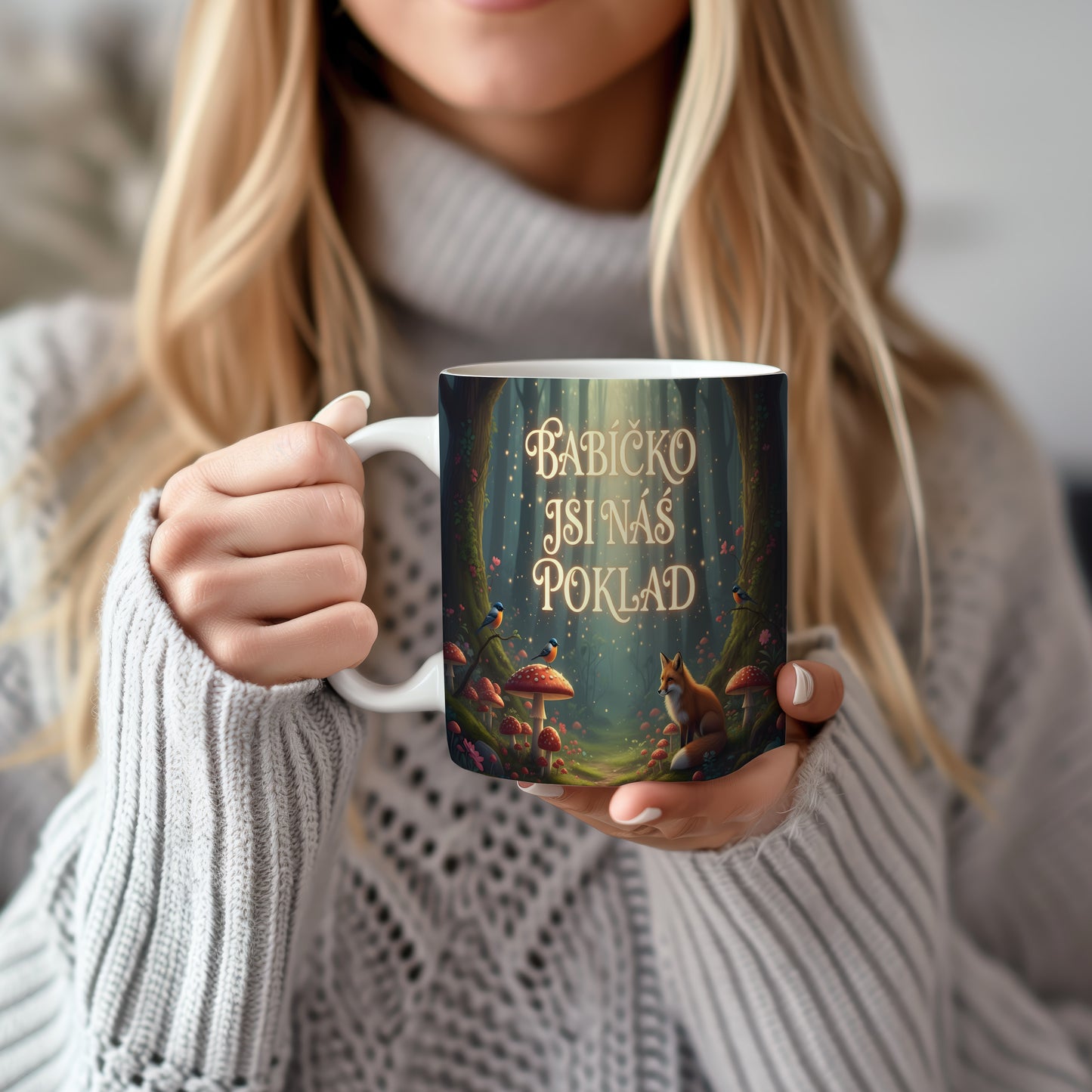 Hrnek s pohádkovým motivem lesa, liškou a ptáčky.