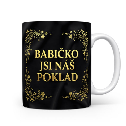 Hrnek s nápisem BABIČKO JSI NÁŠ POKLAD a zlatými ornamenty na černém pozadí.