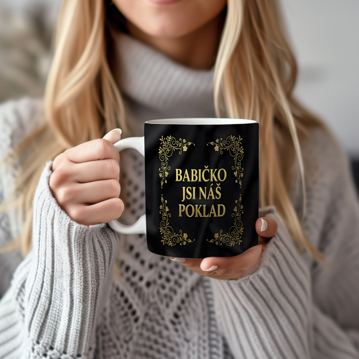 Hrnek s nápisem BABIČKO JSI NÁŠ POKLAD a zlatými ornamenty na černém pozadí.