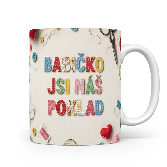 Hrnek s nápisem Babičko, jsi náš poklad, zdobený knoflíky a nitěmi.