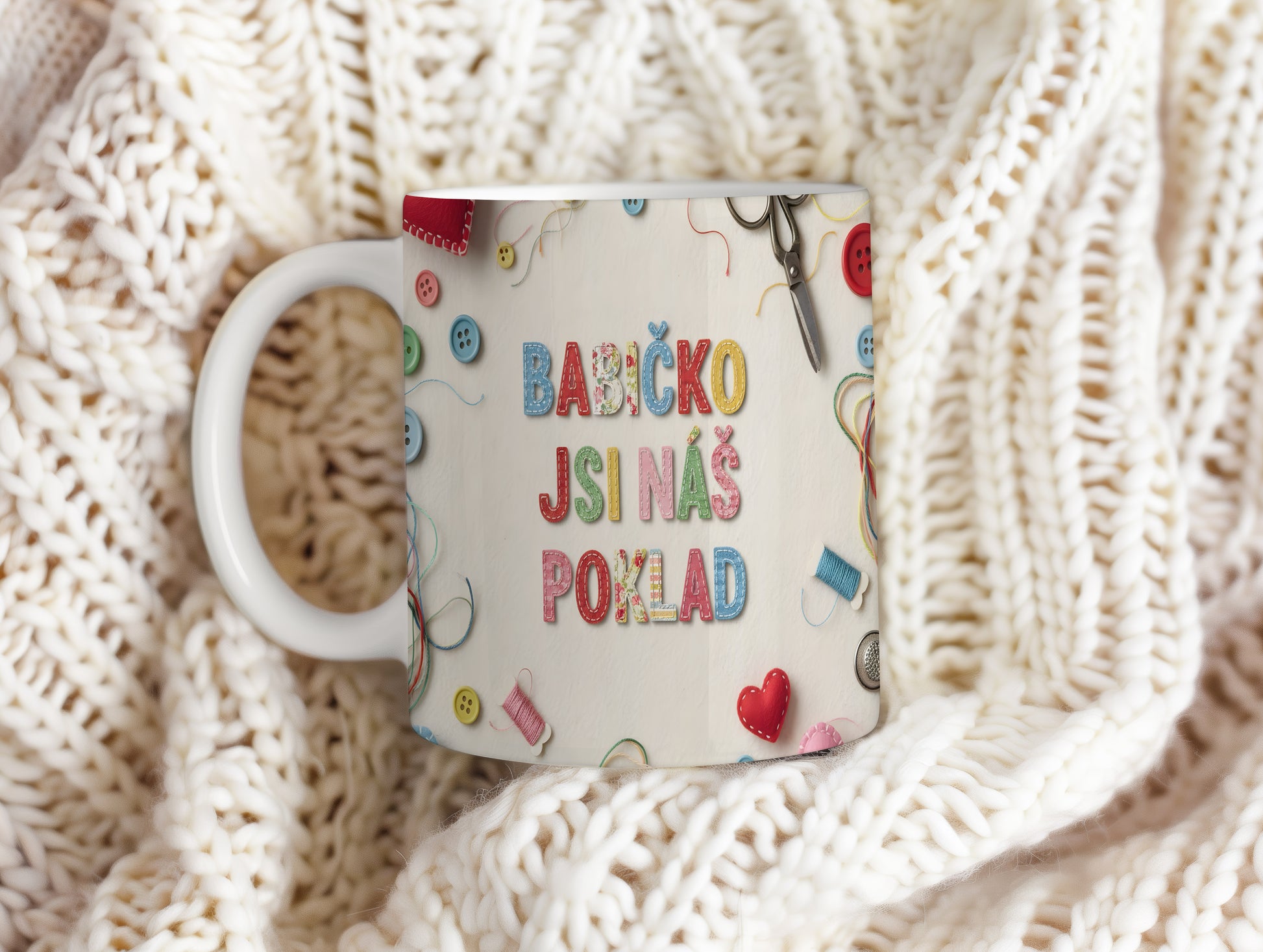 Hrnek s nápisem Babičko, jsi náš poklad, zdobený knoflíky a nitěmi.