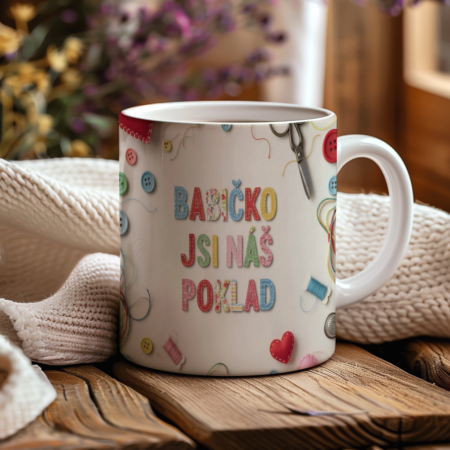Hrnek s nápisem Babičko, jsi náš poklad, zdobený knoflíky a nitěmi.