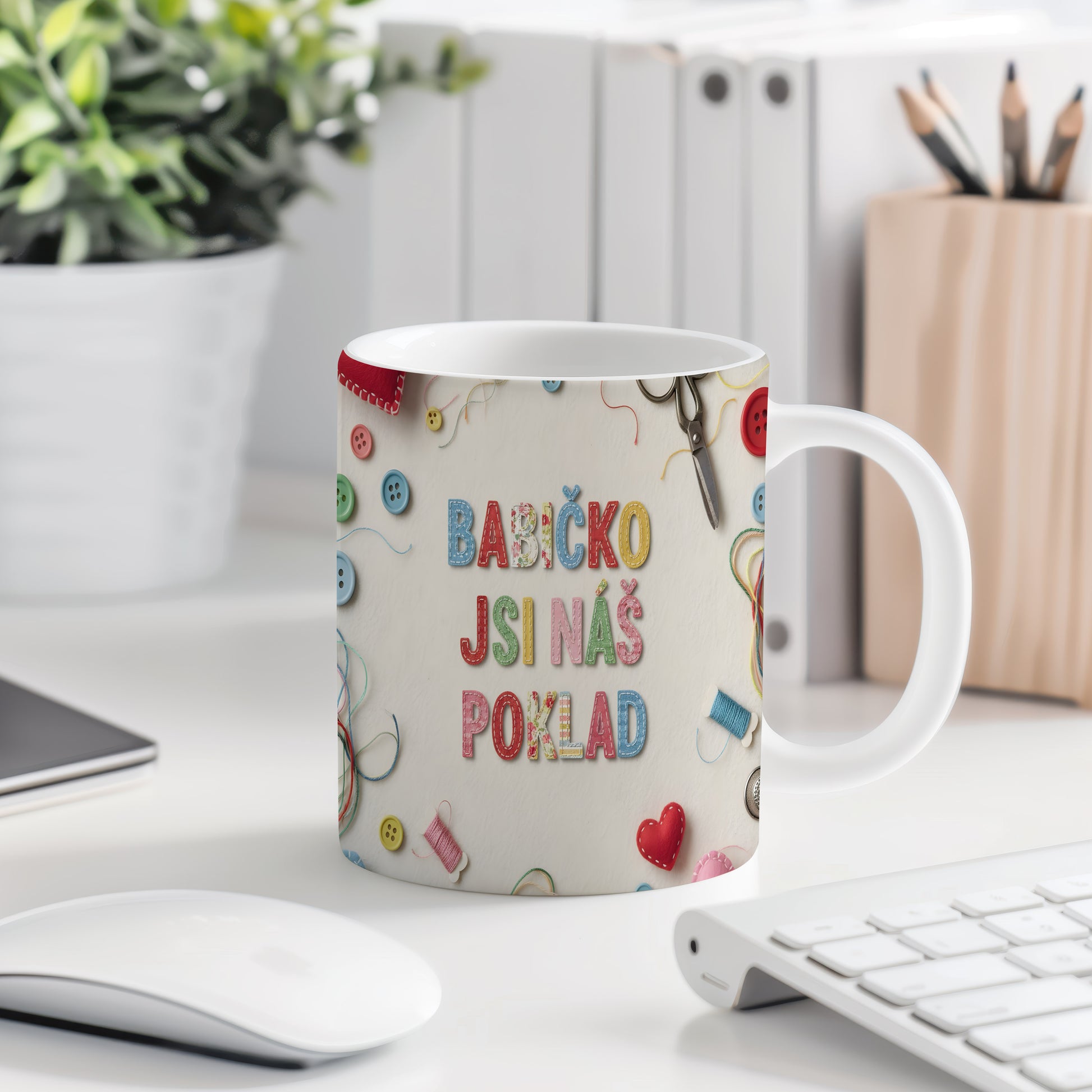 Hrnek s nápisem Babičko, jsi náš poklad, zdobený knoflíky a nitěmi.
