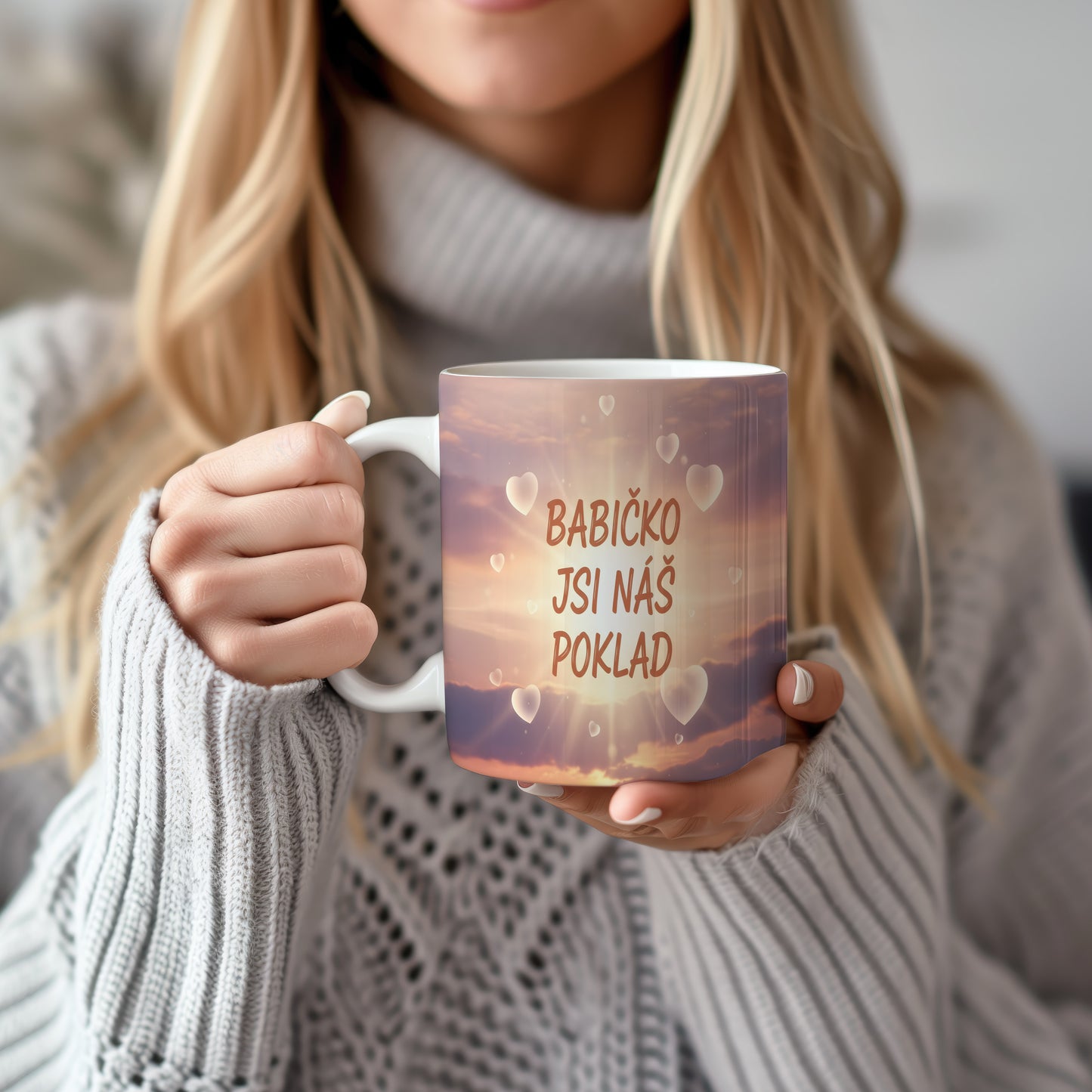 Hrnek s pastelovým pozadím a srdci s nápisem 'BABIČKO JSI NÁŠ POKLAD'.