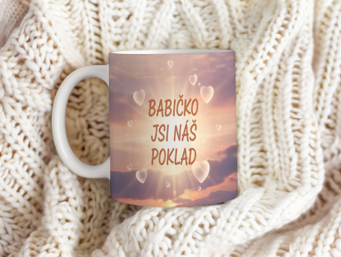 Hrnek s pastelovým pozadím a srdci s nápisem 'BABIČKO JSI NÁŠ POKLAD'.