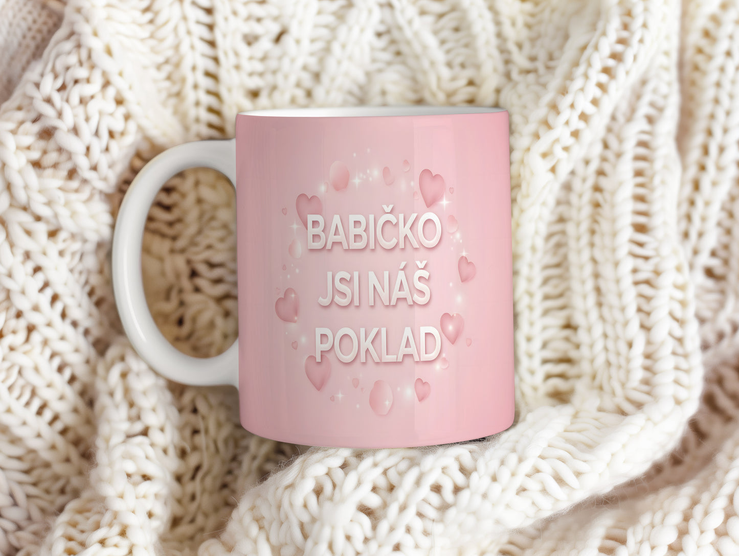 Růžový hrnek se srdíčky a nápisem BABIČKO JSI NÁŠ POKLAD.