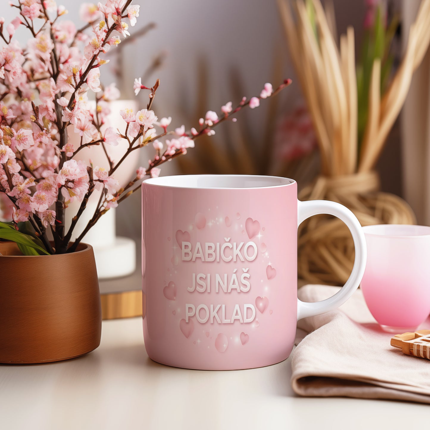 Růžový hrnek se srdíčky a nápisem BABIČKO JSI NÁŠ POKLAD.