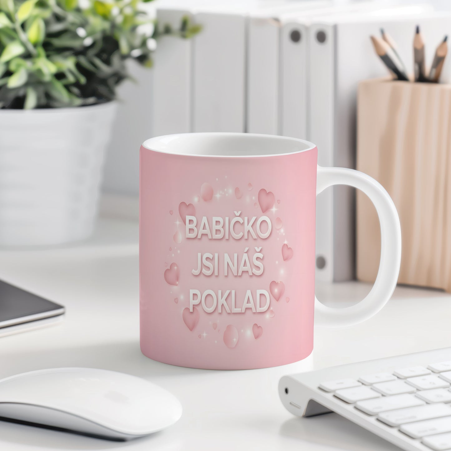 Růžový hrnek se srdíčky a nápisem BABIČKO JSI NÁŠ POKLAD.