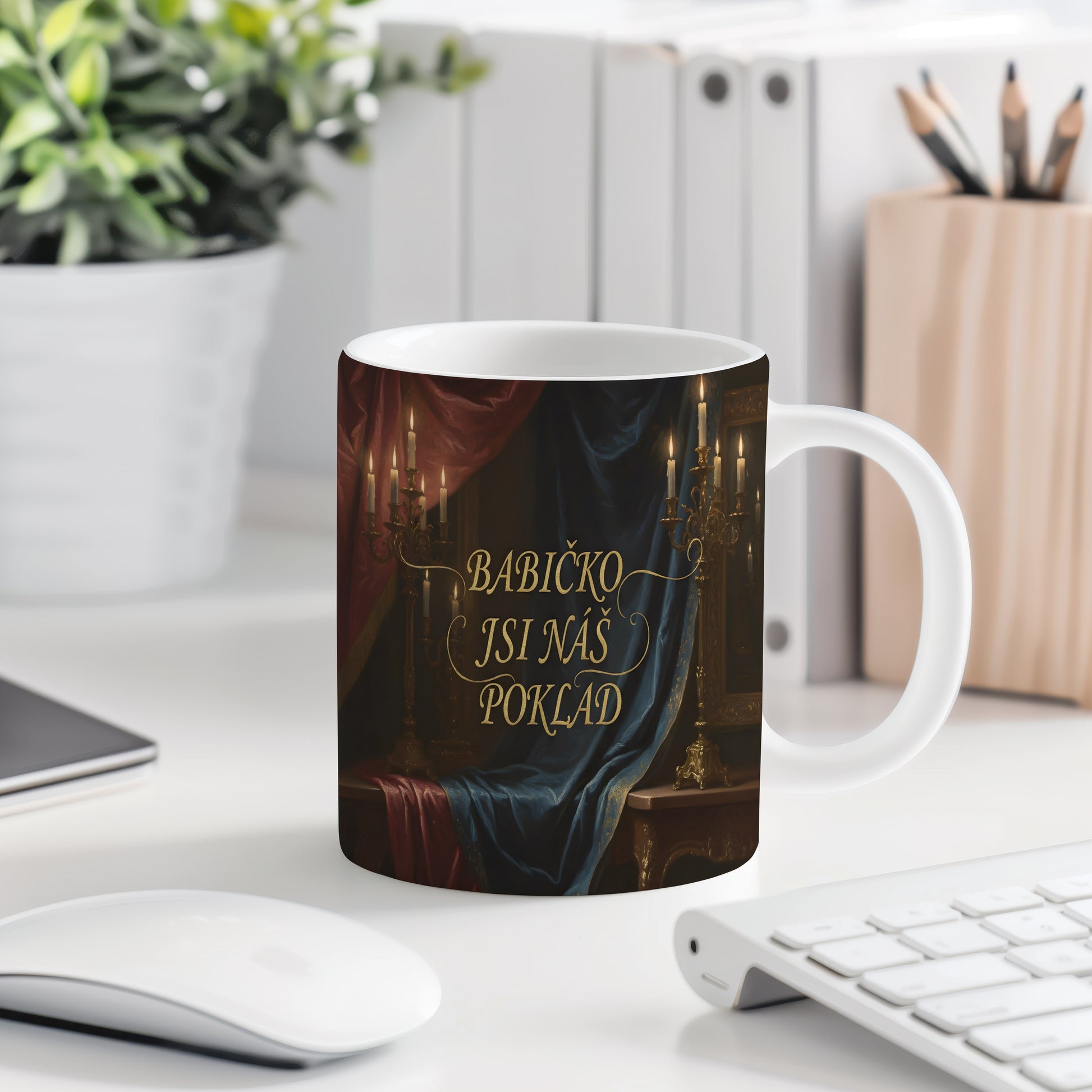 Hrnek s nápisem 'BABIČKO JSI NÁŠ POKLAD' v elegantním vintage stylu.