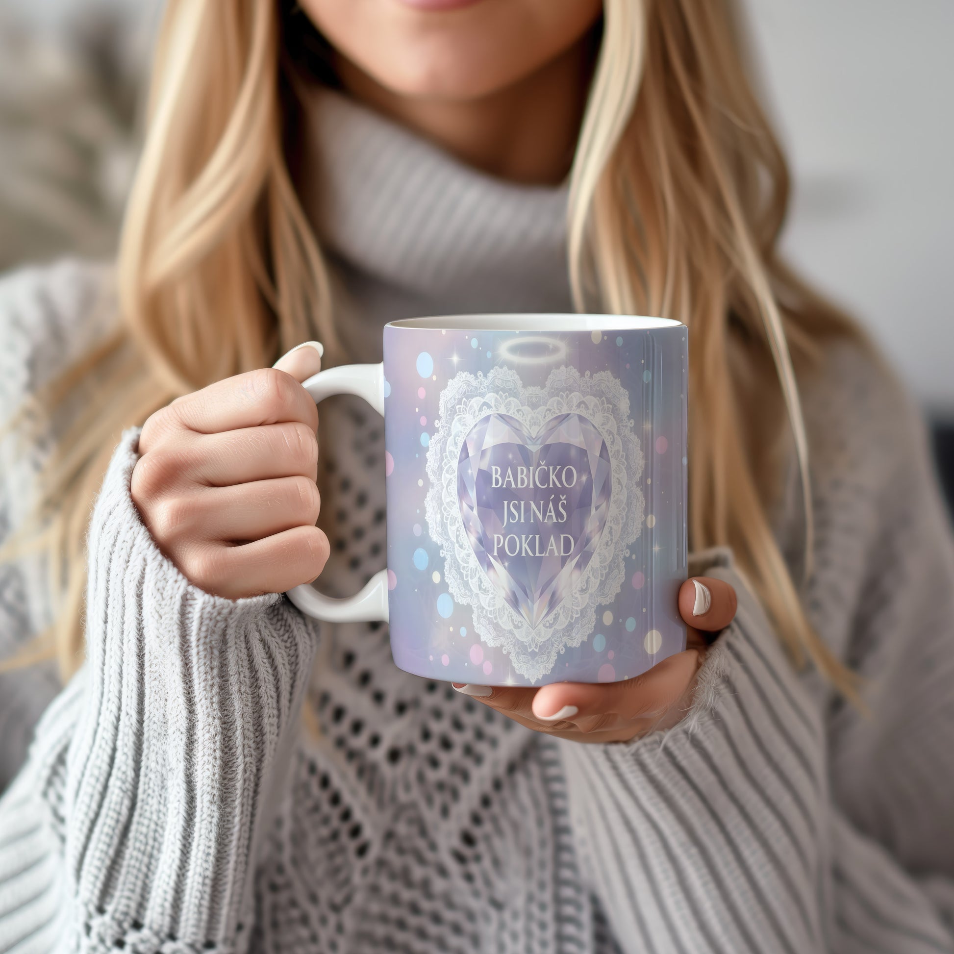 Hrnek s diamantovým srdcem a nápisem BABIČKO JSI NÁŠ POKLAD.
