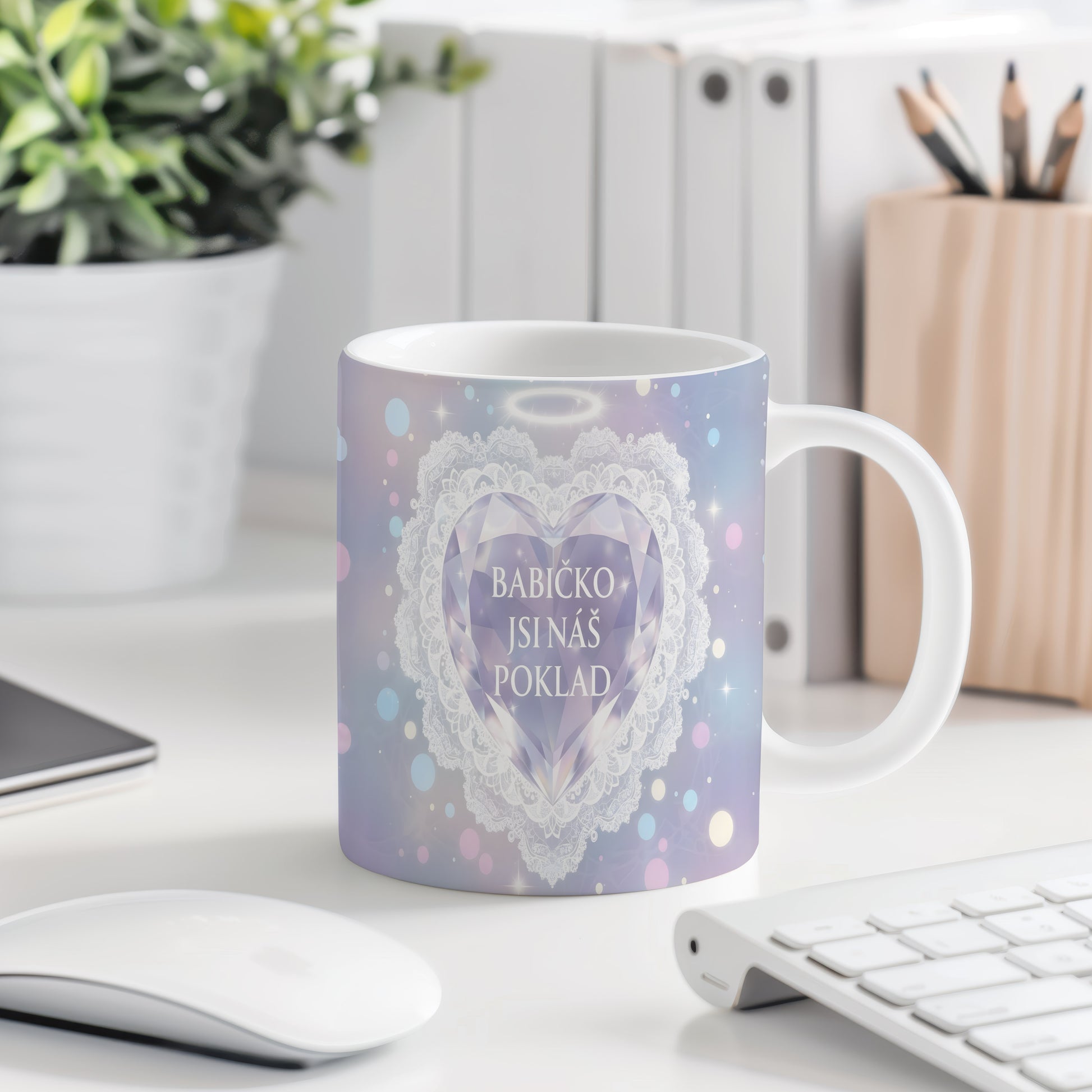 Hrnek s diamantovým srdcem a nápisem BABIČKO JSI NÁŠ POKLAD.