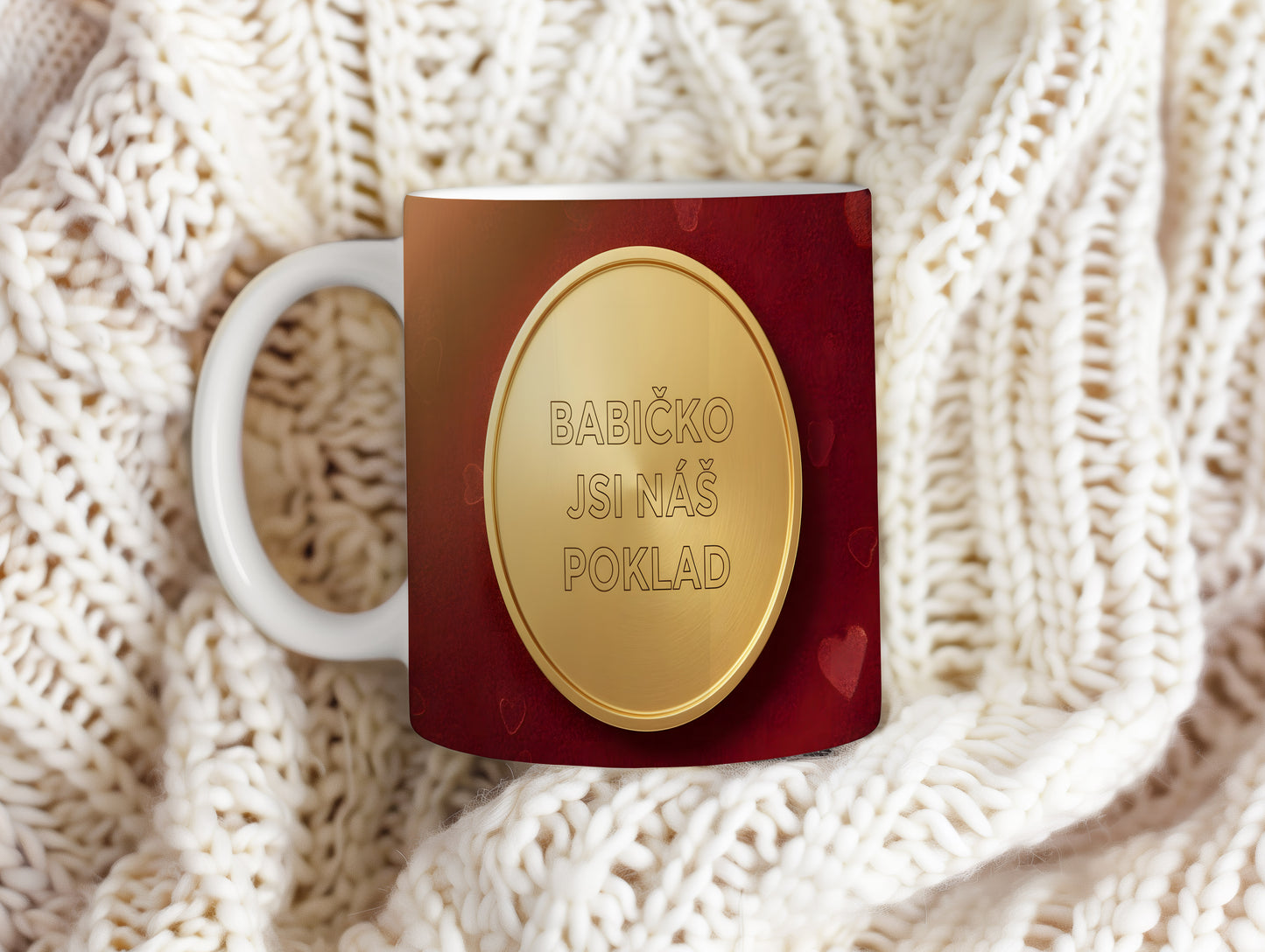 Hrnek s nápisem BABIČKO JSI NÁŠ POKLAD na červeném pozadí se zlatým medailonem.