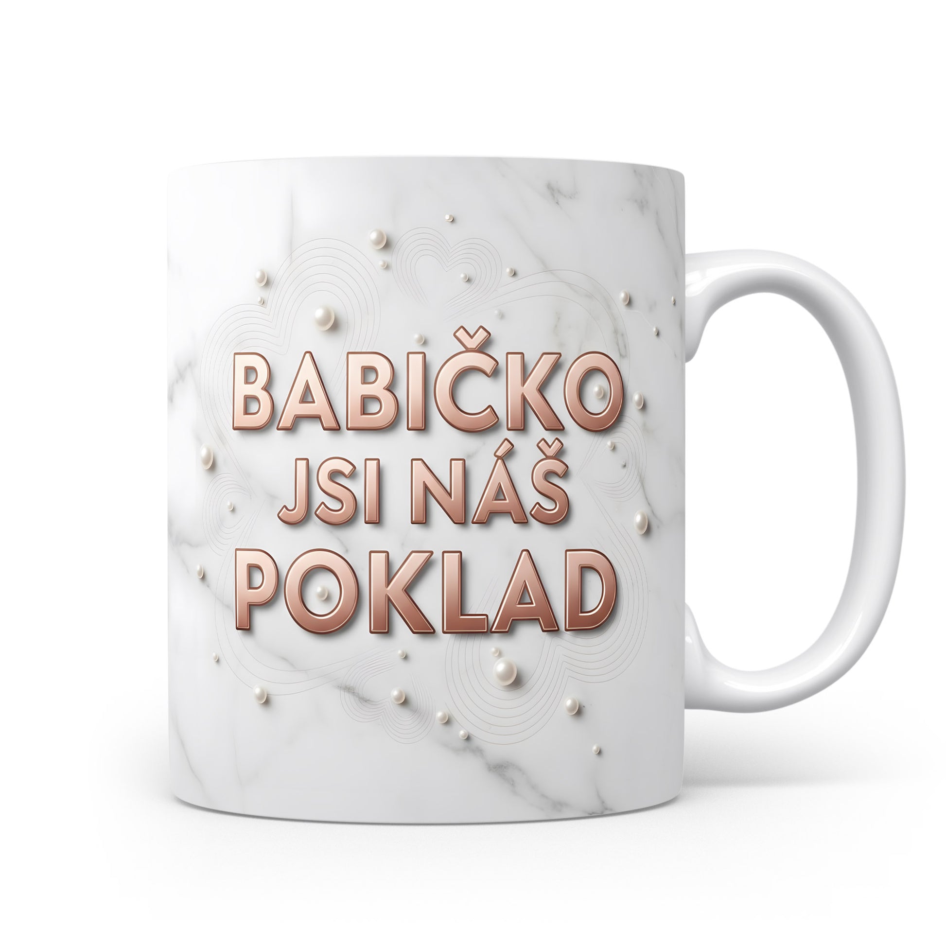 Hrnek s nápisem BABIČKO JSI NÁŠ POKLAD na mramorovém pozadí s perlami.