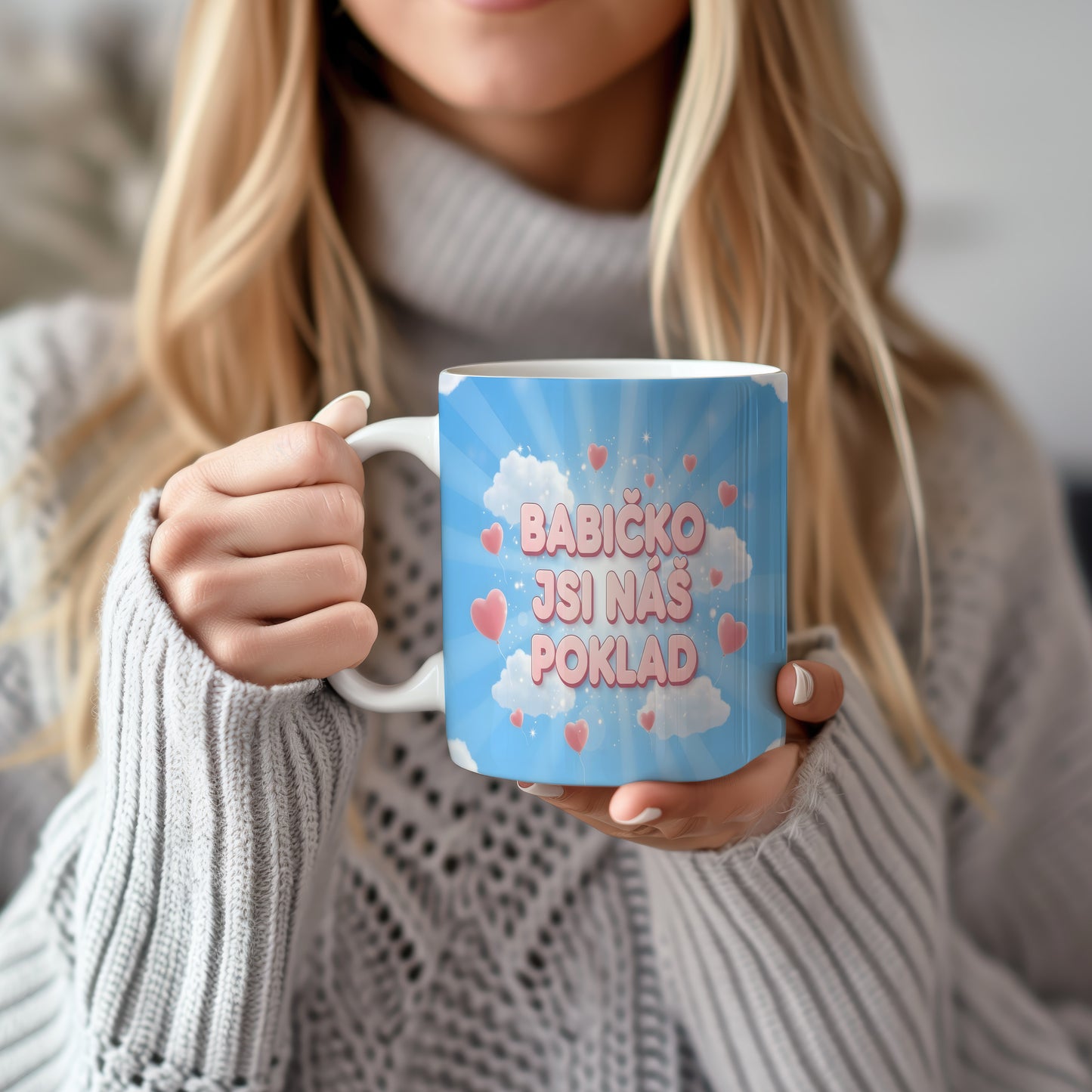 Hrnek s modrým pozadím, bílými mraky a růžovými srdíčky.