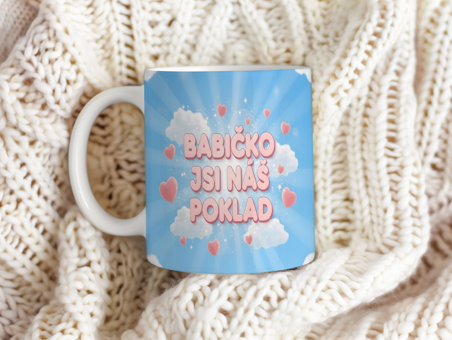 Hrnek s modrým pozadím, bílými mraky a růžovými srdíčky.