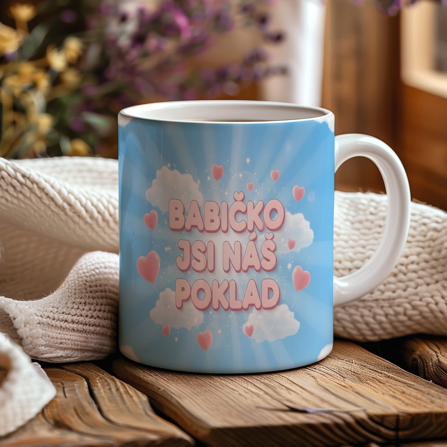 Hrnek s modrým pozadím, bílými mraky a růžovými srdíčky.