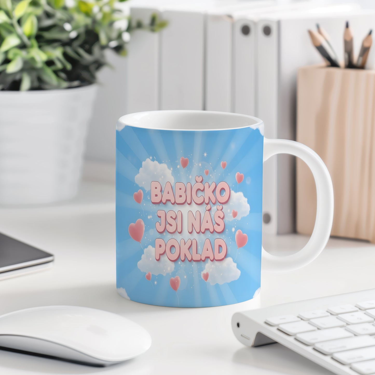 Hrnek s modrým pozadím, bílými mraky a růžovými srdíčky.