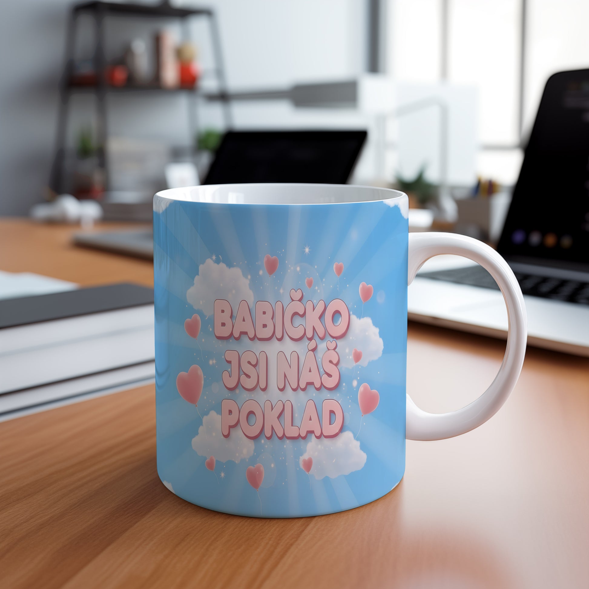 Hrnek s modrým pozadím, bílými mraky a růžovými srdíčky.