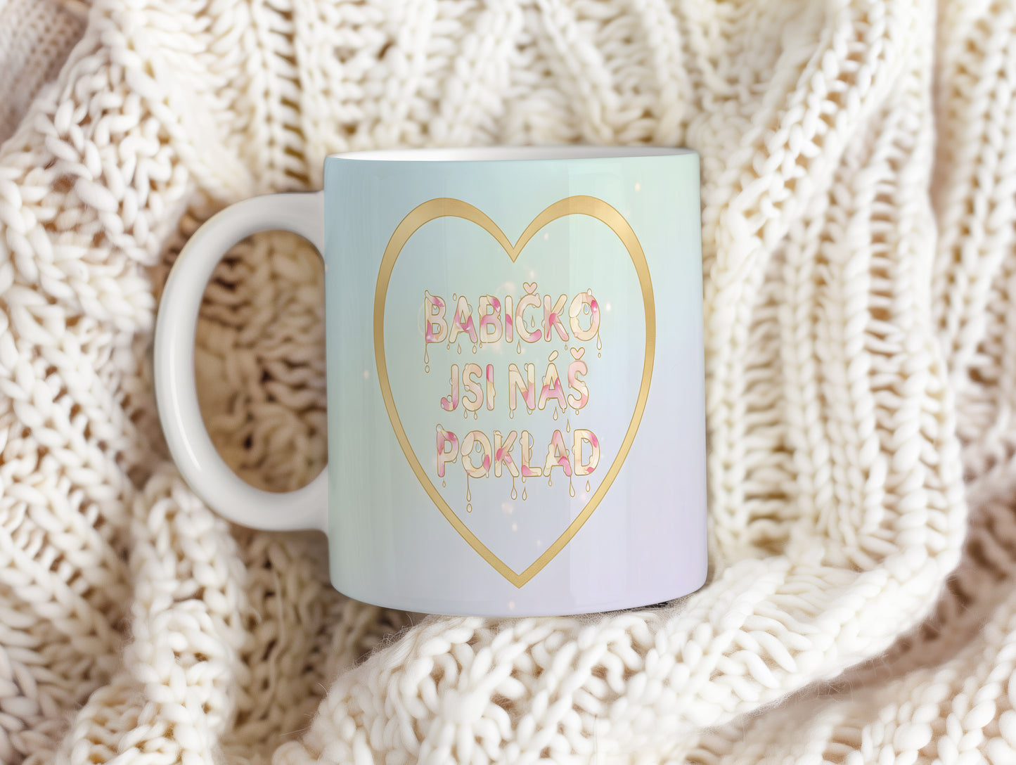 Hrnek s pastelovým gradientem a zlatým srdcem s nápisem 'BABIČKO JSI NÁŠ POKLAD'.