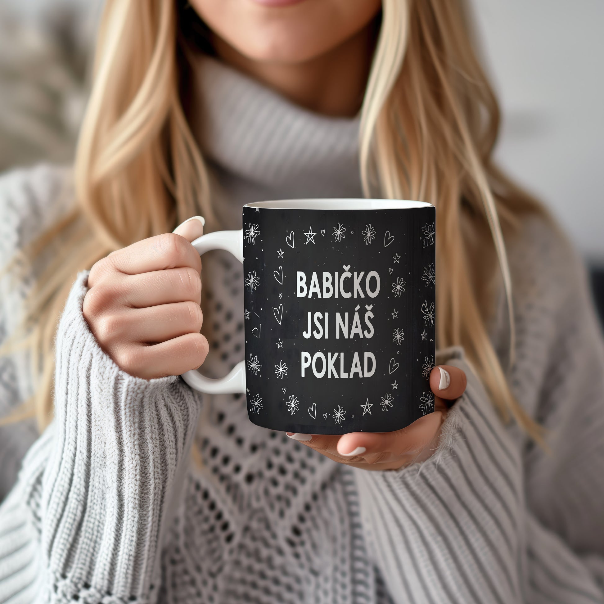 Černobílý hrnek s nápisem a motivem srdíček a květin.