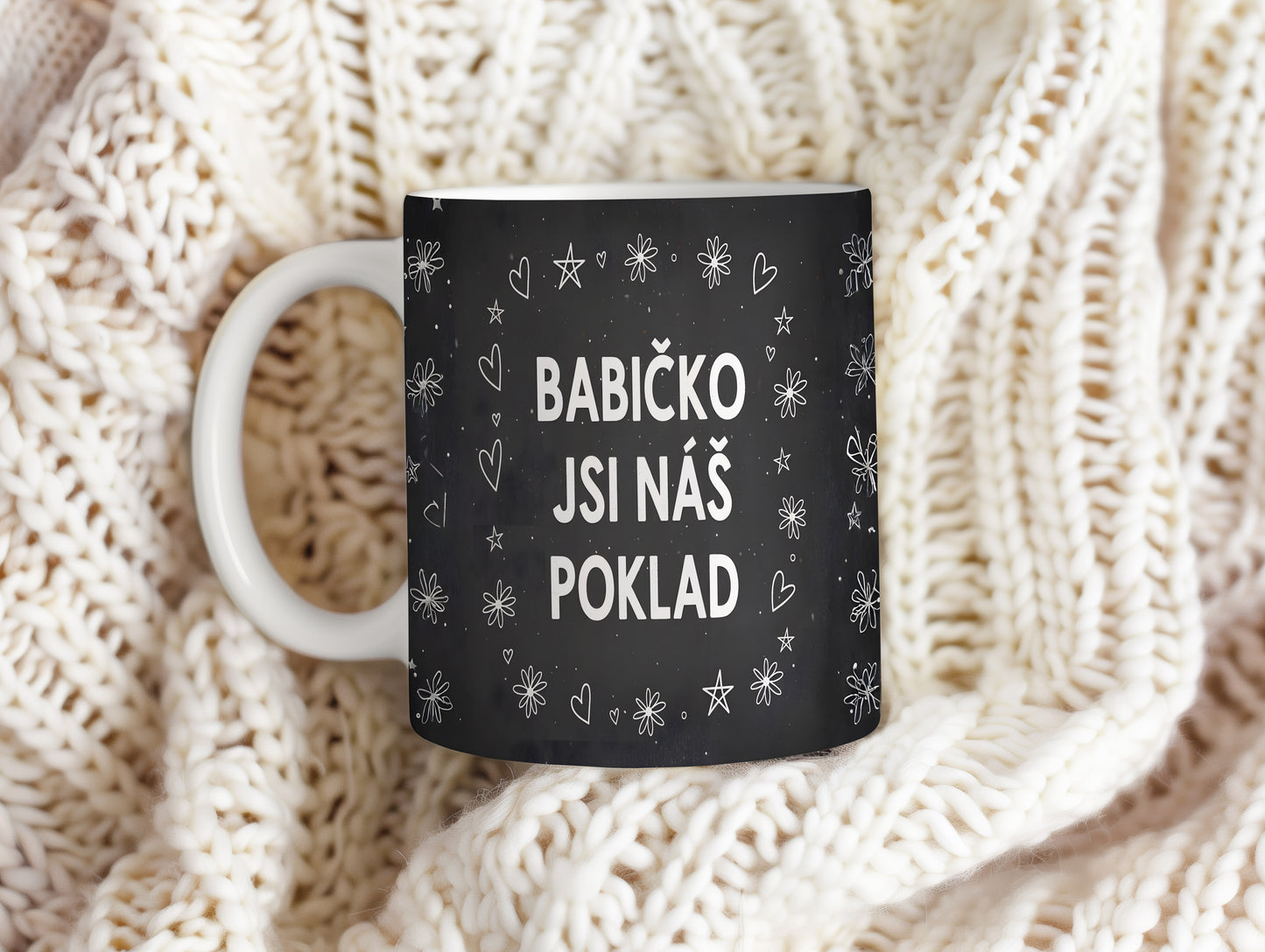 Černobílý hrnek s nápisem a motivem srdíček a květin.