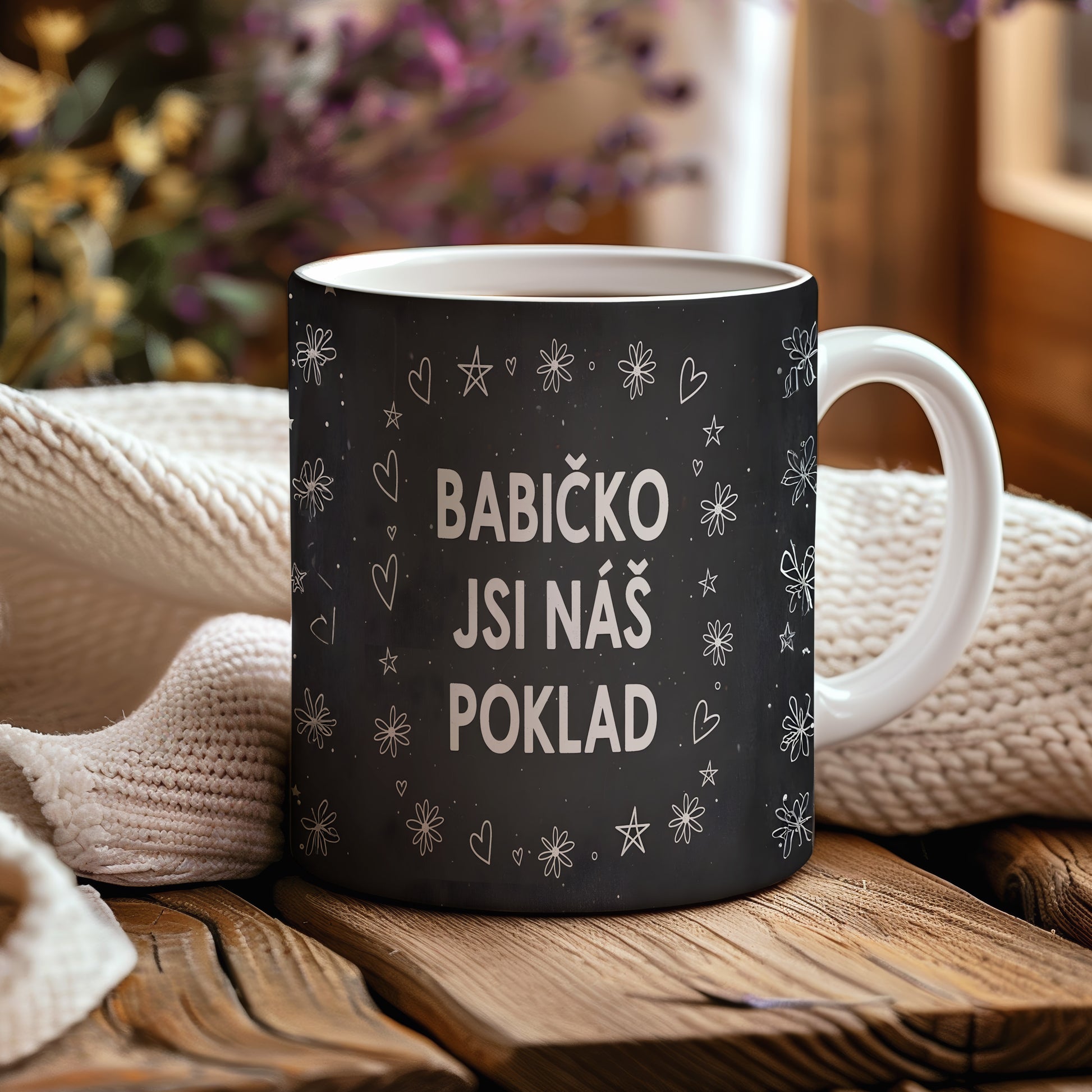 Černobílý hrnek s nápisem a motivem srdíček a květin.