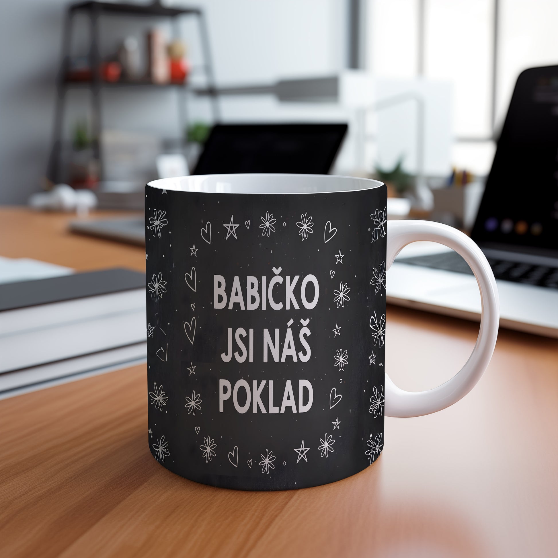 Černobílý hrnek s nápisem a motivem srdíček a květin.